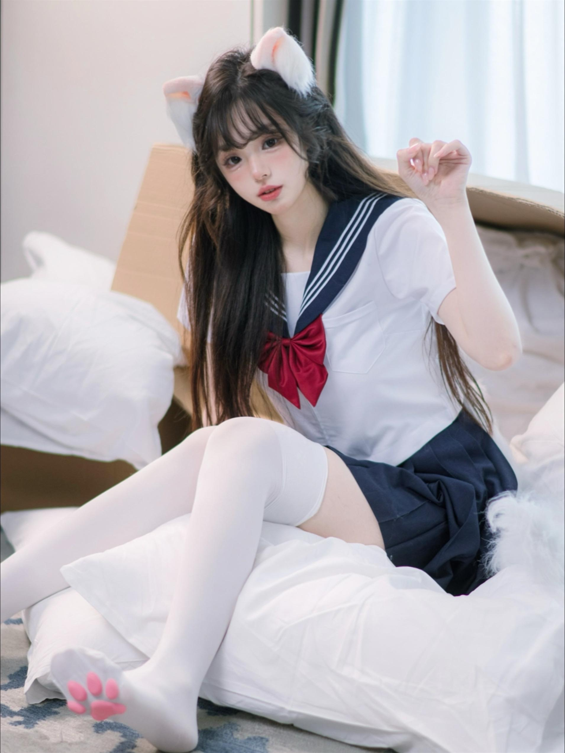 粉色猫爪 白丝过膝袜 想做你甜甜的猫 up:是糖醋小排骨呀#写真