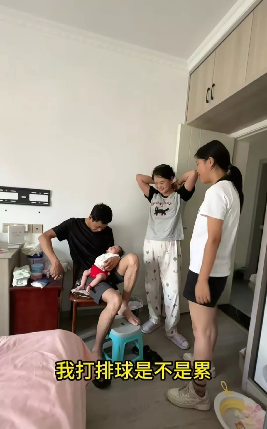 胖妹的侄女安琪觉得爸偏心,说爸爸只知道给弟弟小芽宝喂奶粉,却不给她