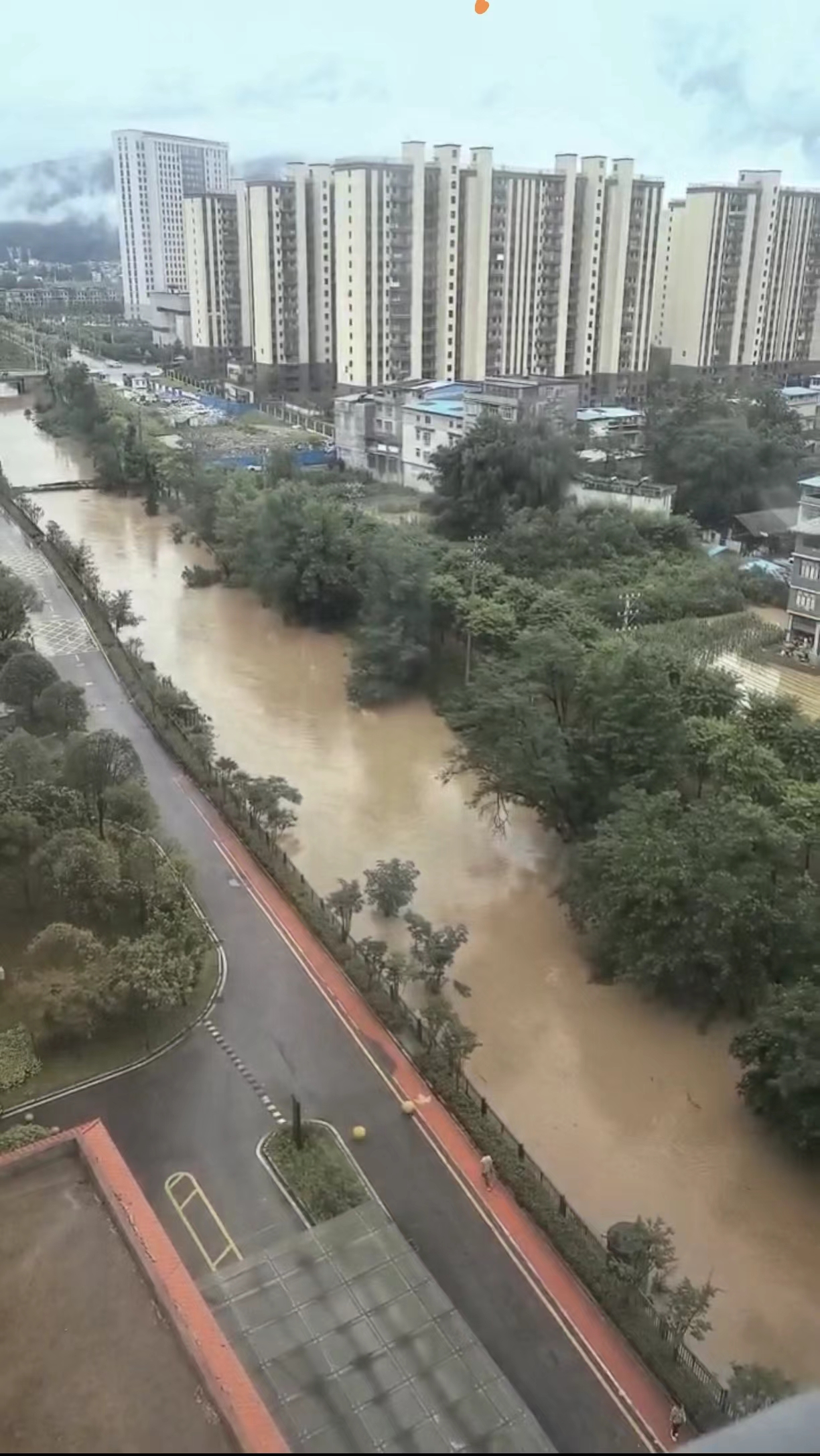 最近几天连续都是大暴雨,老天爷这是咋的啦,好多地方都被淹了,不能再