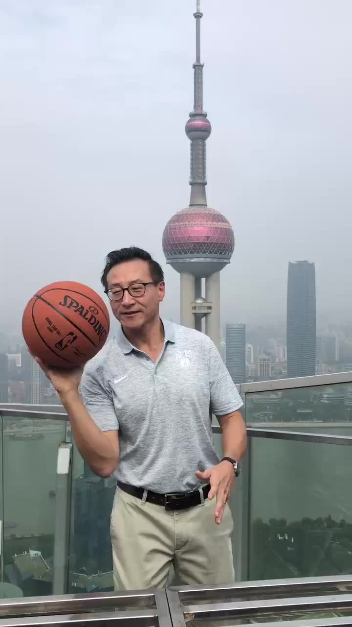 蔡崇信出身法律世家,家族三代皆为律师,其父亲蔡中曾更是中国台湾首位