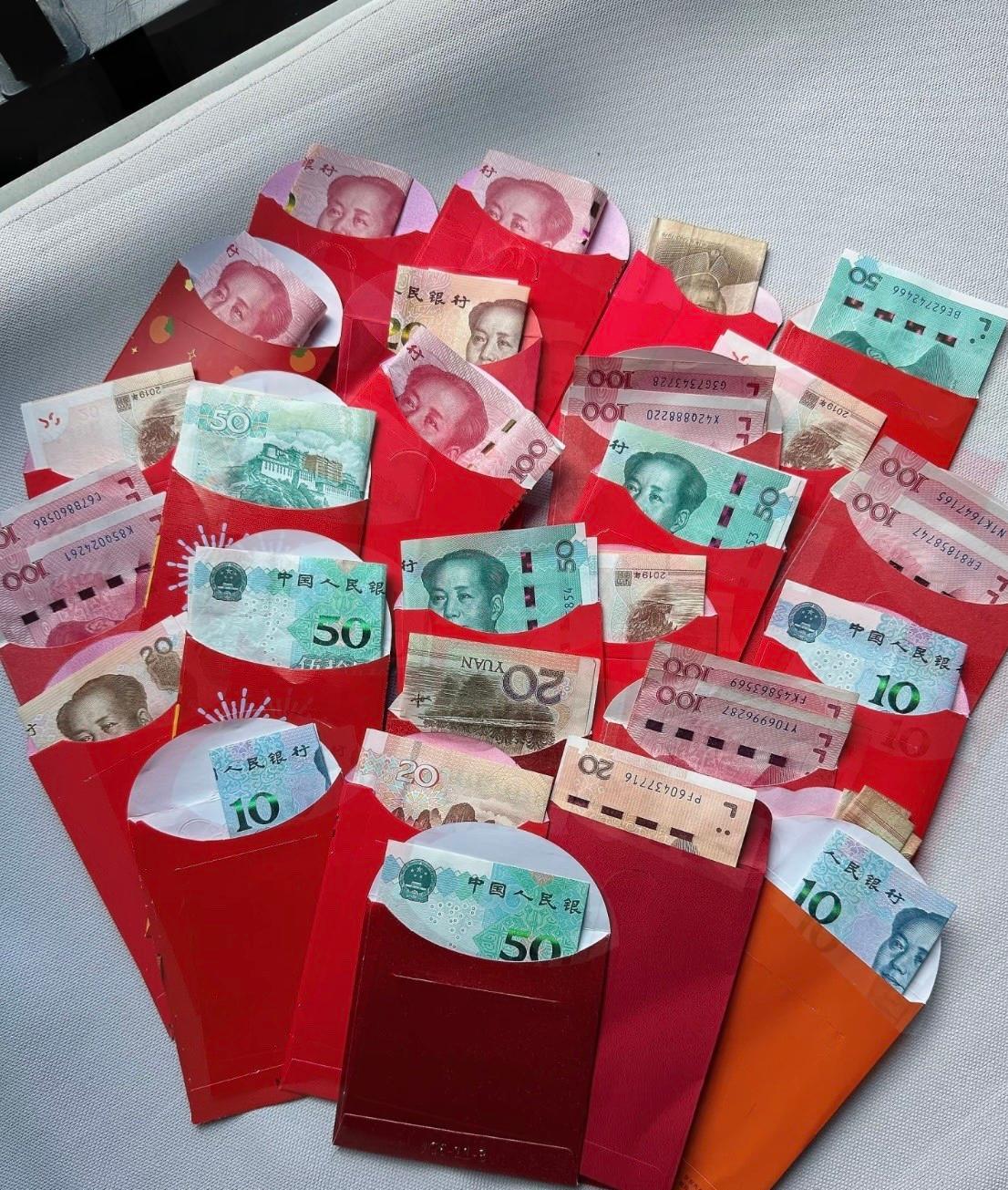 这哪是来贺喜?分明是来打卡的