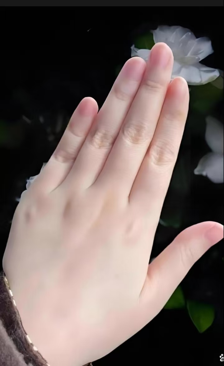 看女人为什么要先看手 俗话说"手是人的第二面孔",看一个人的手,就能