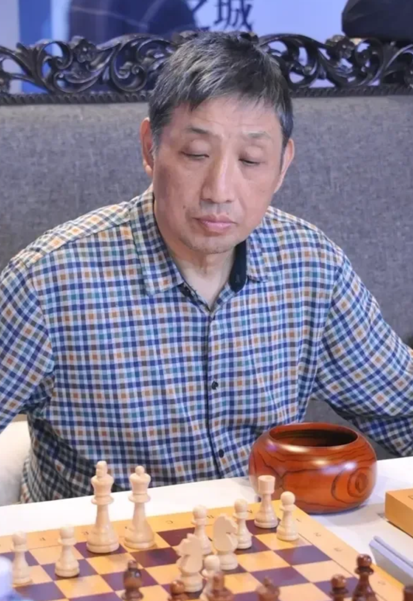 柳大华,这位74岁的老人,曾是中国象棋界标志性人物,叱咤棋坛几十年,本