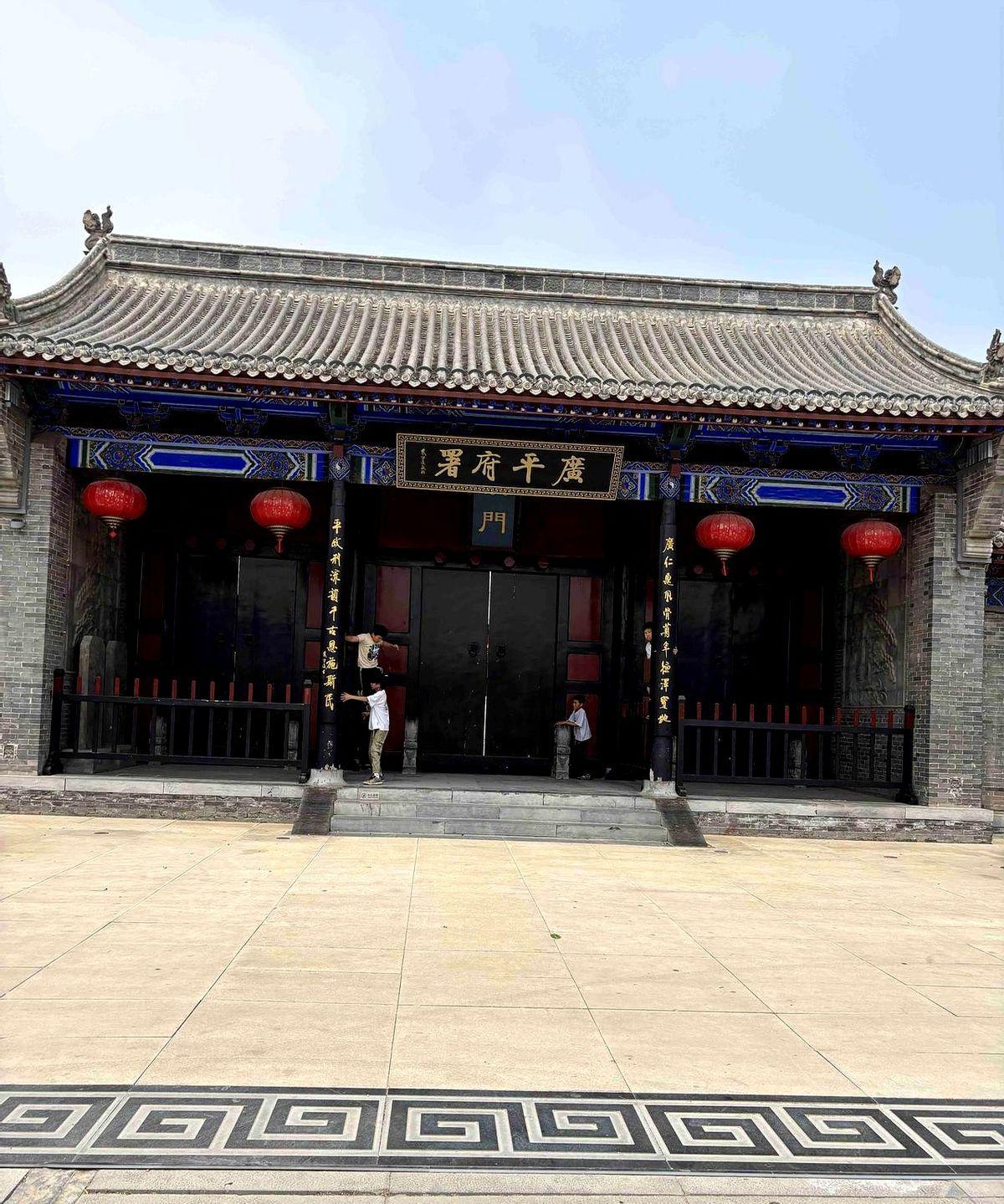 现在教师群体中最憋屈的就是农村中小学校长了,要权