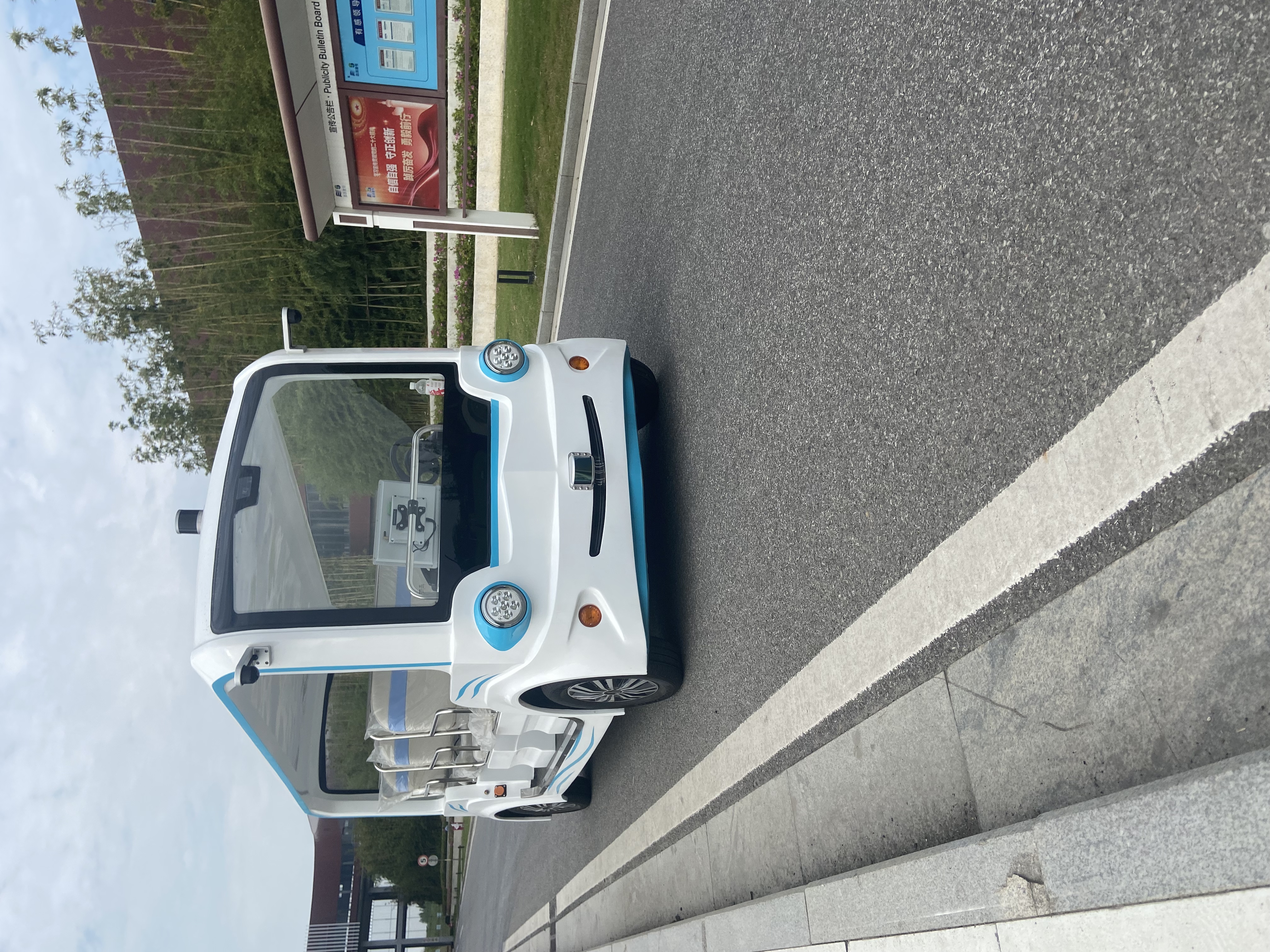 满心欢喜地计划去景区玩,结果一到那儿,却因为恶劣天气,观光车停运了?