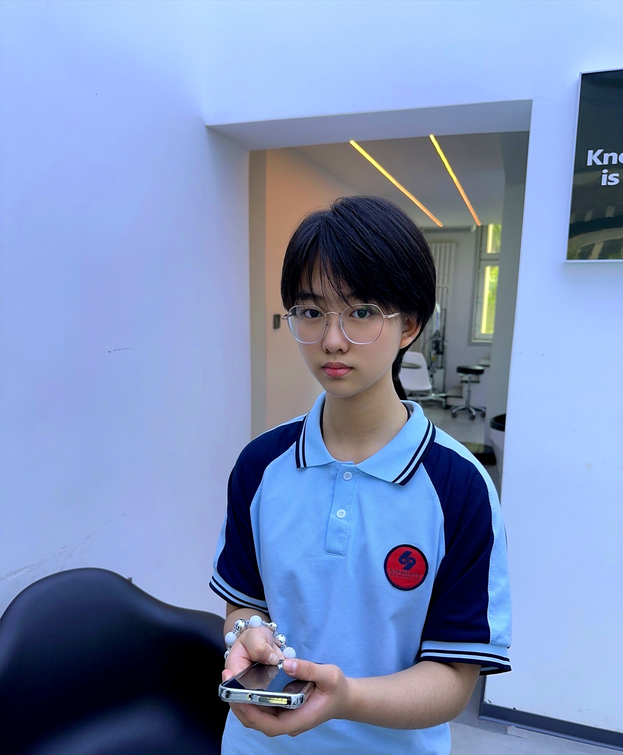 可他有个规矩,不让女儿留长头发,不能做指甲,每天只能穿校服