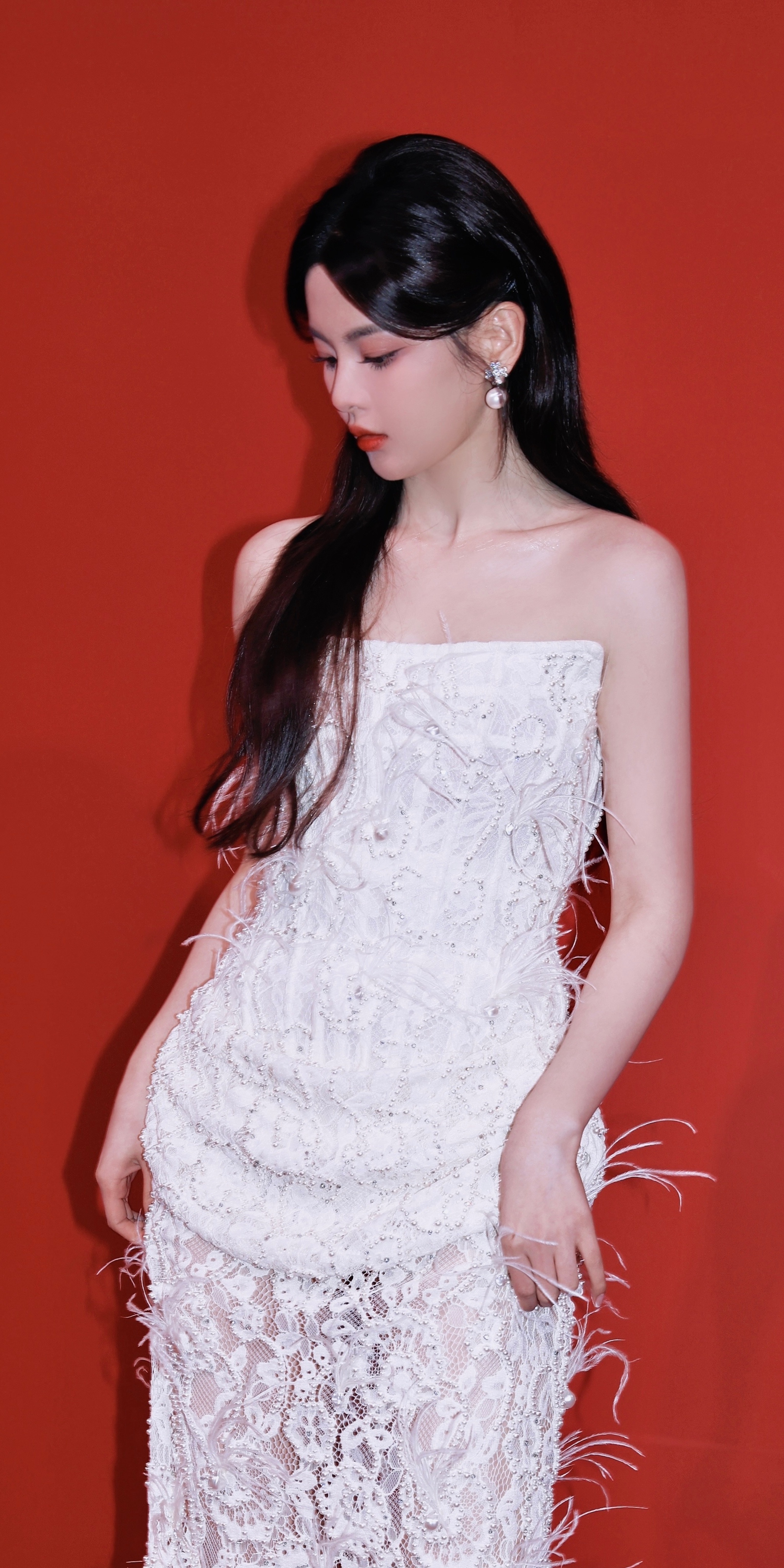 杨超越以一袭纯白蕾丝抹胸长裙惊艳亮相,宛若晨间带着露珠的栀子花般