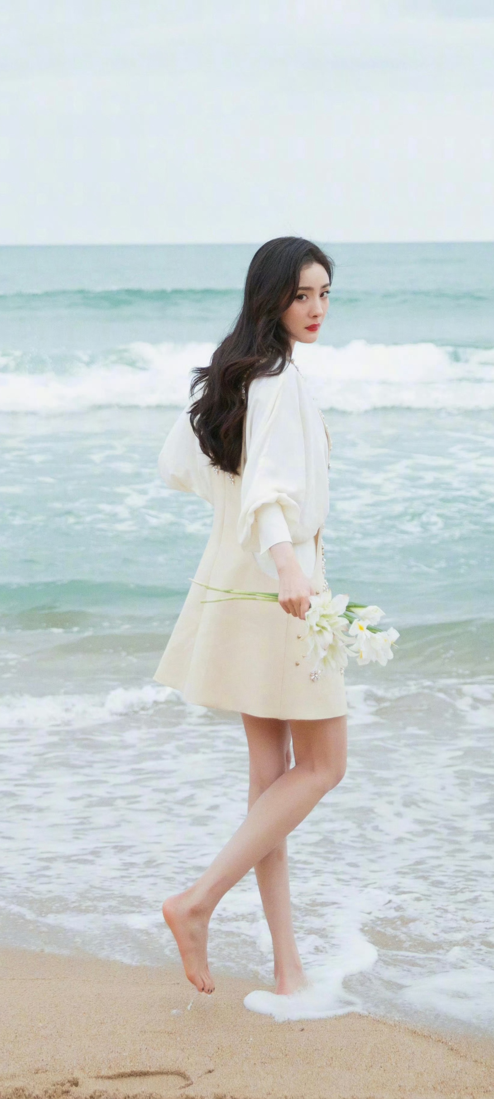 杨幂沙滩白裙美照,好温柔的大幂幂#杨幂