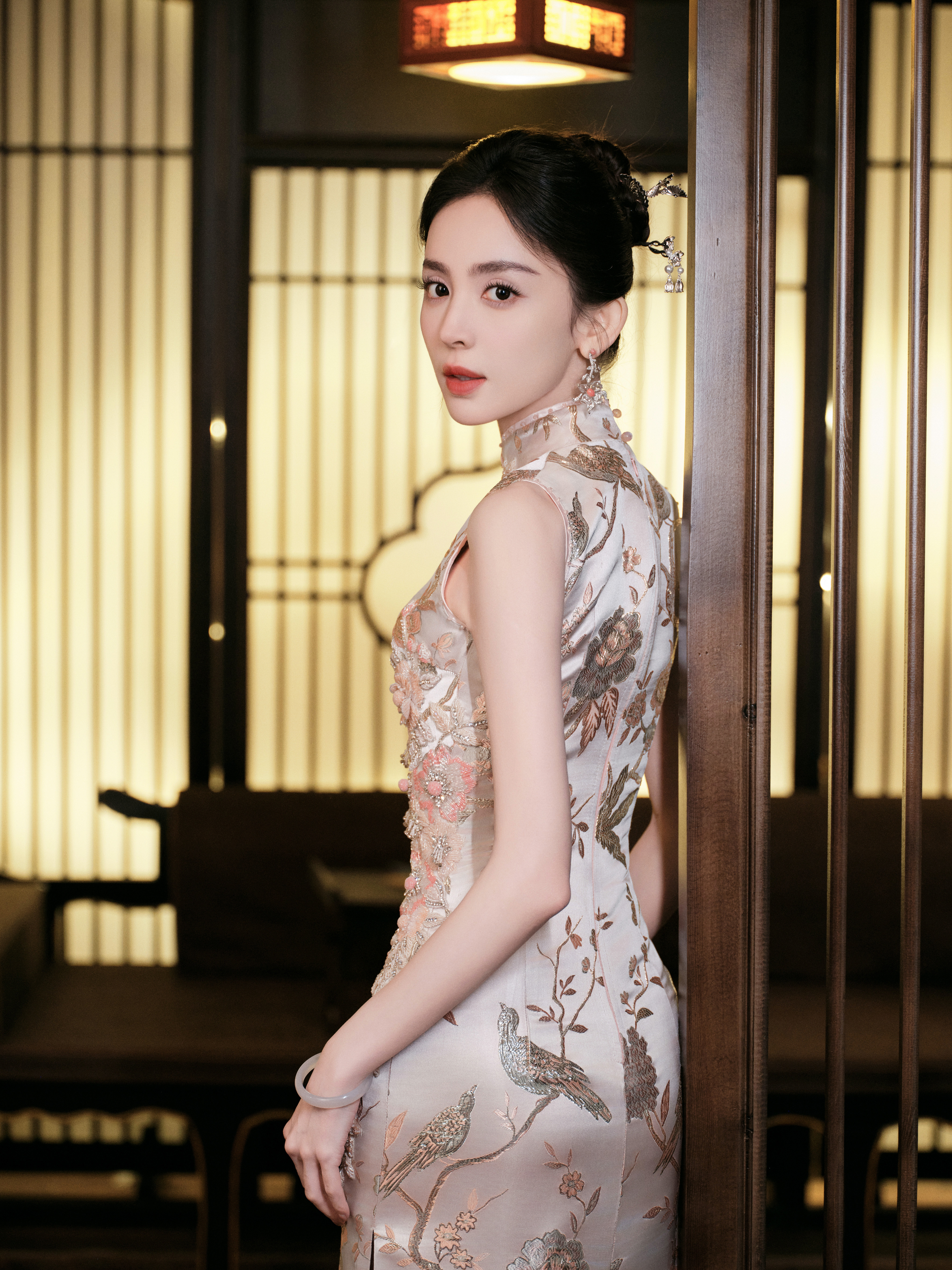 当娜扎穿上绣花旗袍,真是别具韵味呀#古力娜扎#