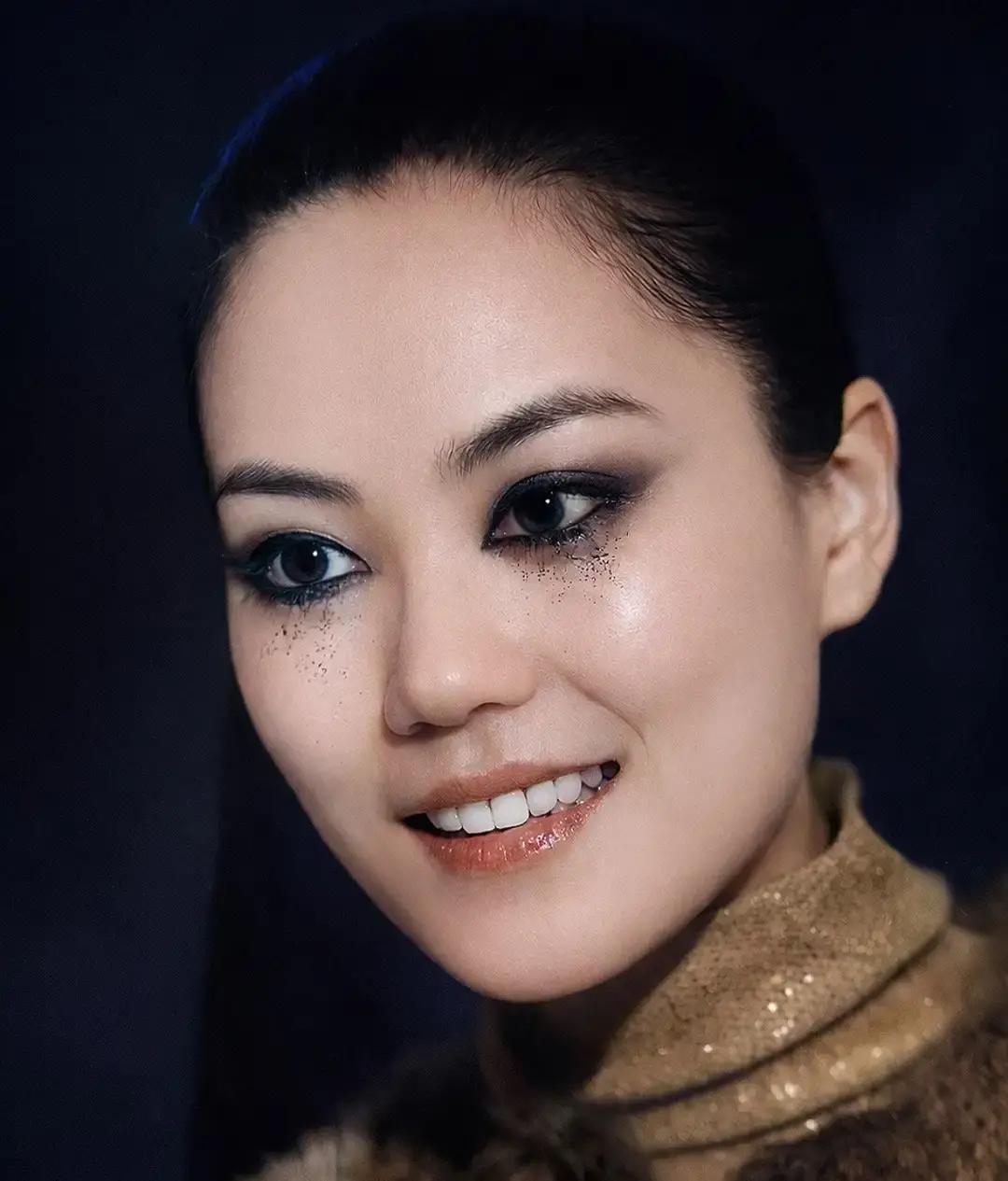 王菲的妆容远远超出了一般人的美学理解
