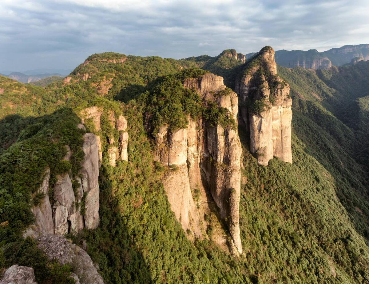 神仙居:位于台州市仙居县的神仙居,以其独特的火山流纹岩地貌和云雾