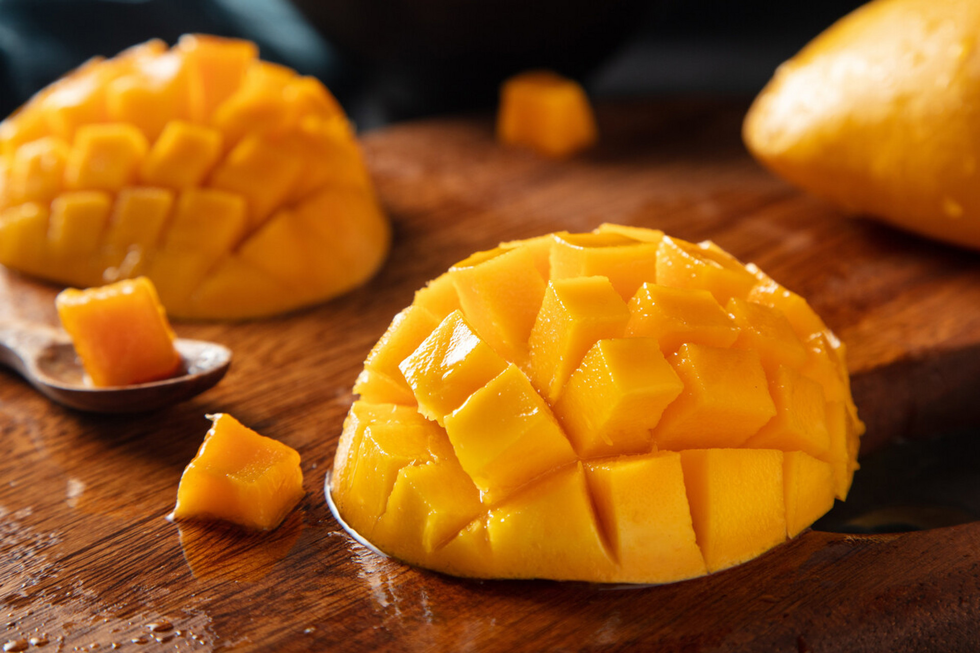 但性热,过量易上火或消化不良,建议适量食用. 二,吃芒果三大原则: 1.