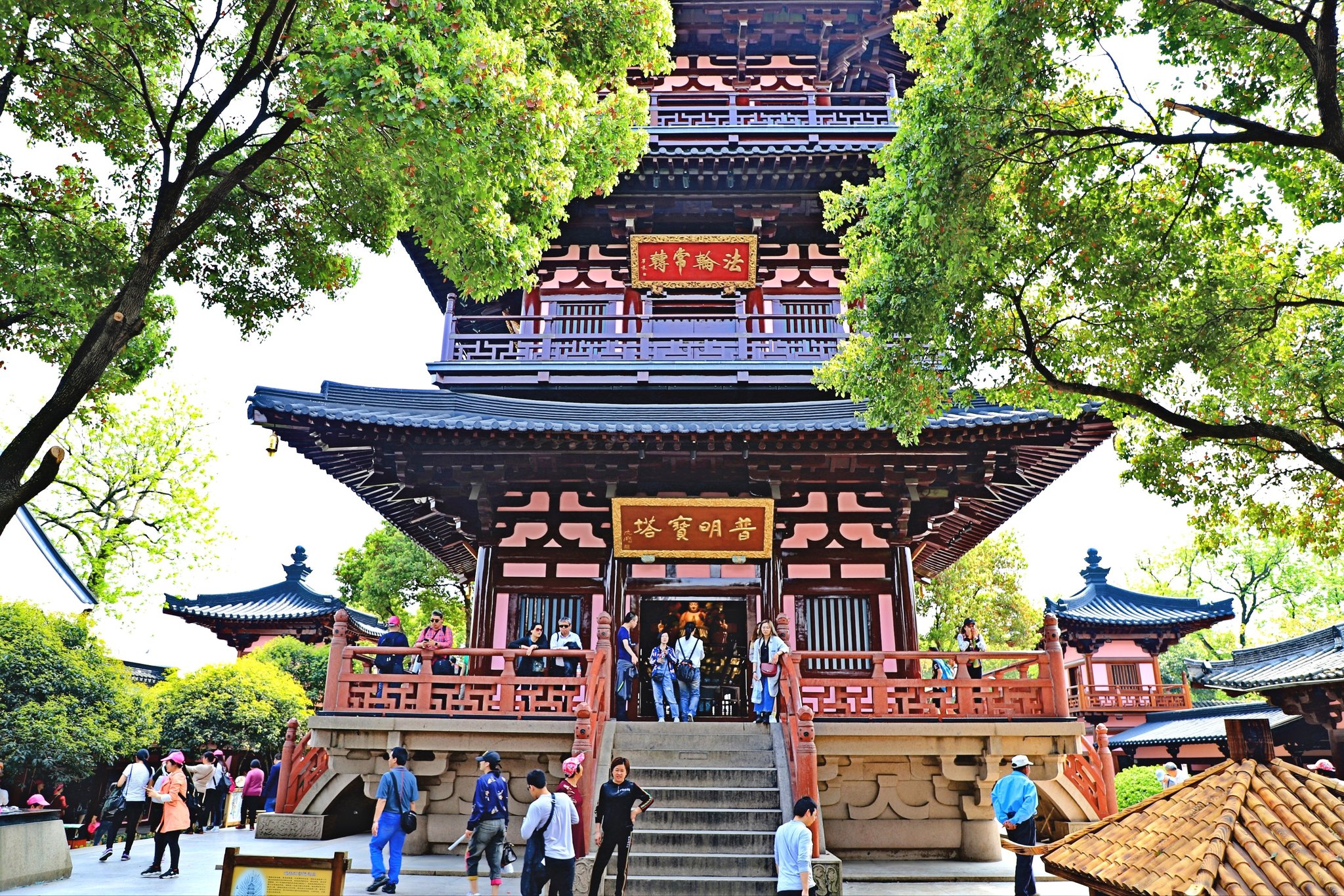 走进姑苏城外的寒山寺(地址:江苏省苏州市姑苏区寒山寺弄24号),千年