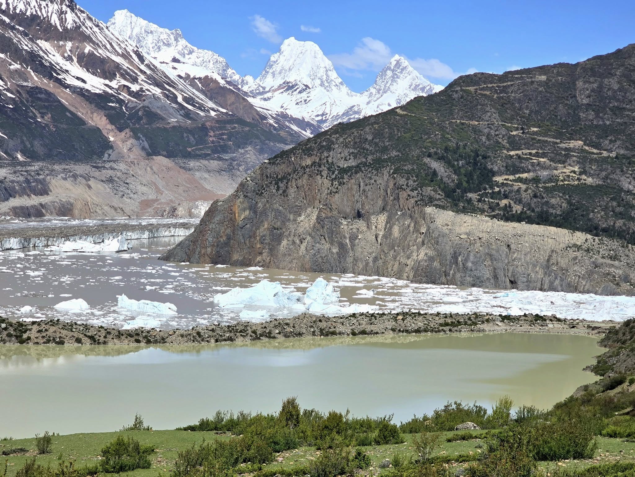 这座海拔4300米的冰川巨兽,用万年时光雕刻出令人窒息的蓝白画卷