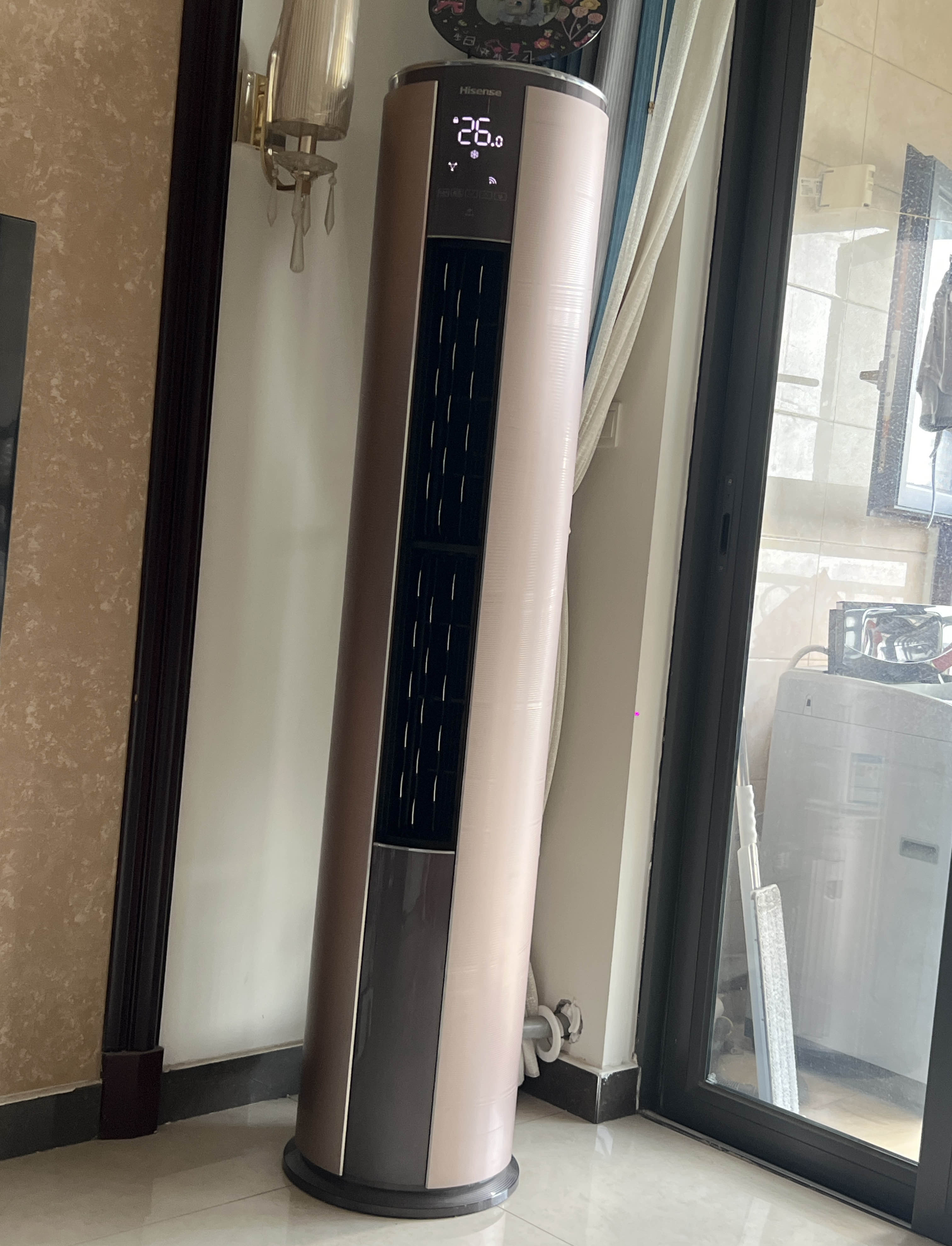 我们家就我和孩子,家里有三个空调,客厅一个柜机,两个卧室都是挂机