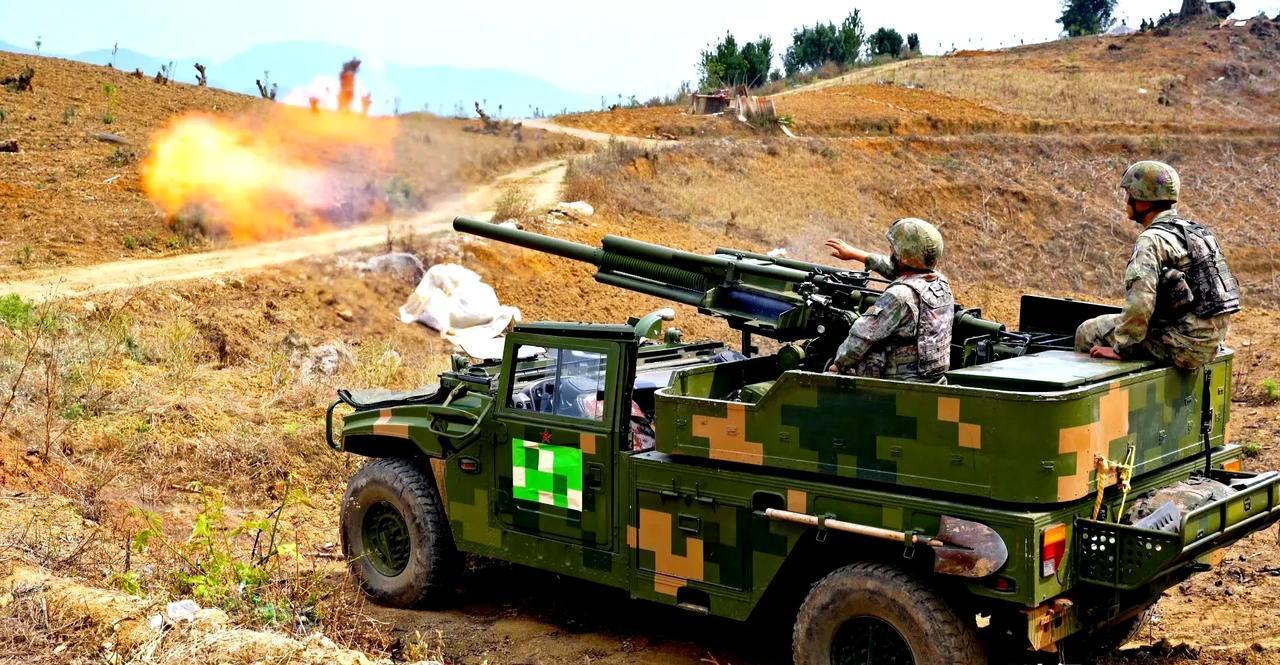 南部战区车载82毫米速射迫击炮平射,其采用猛士底盘,具有速度快,瞄准