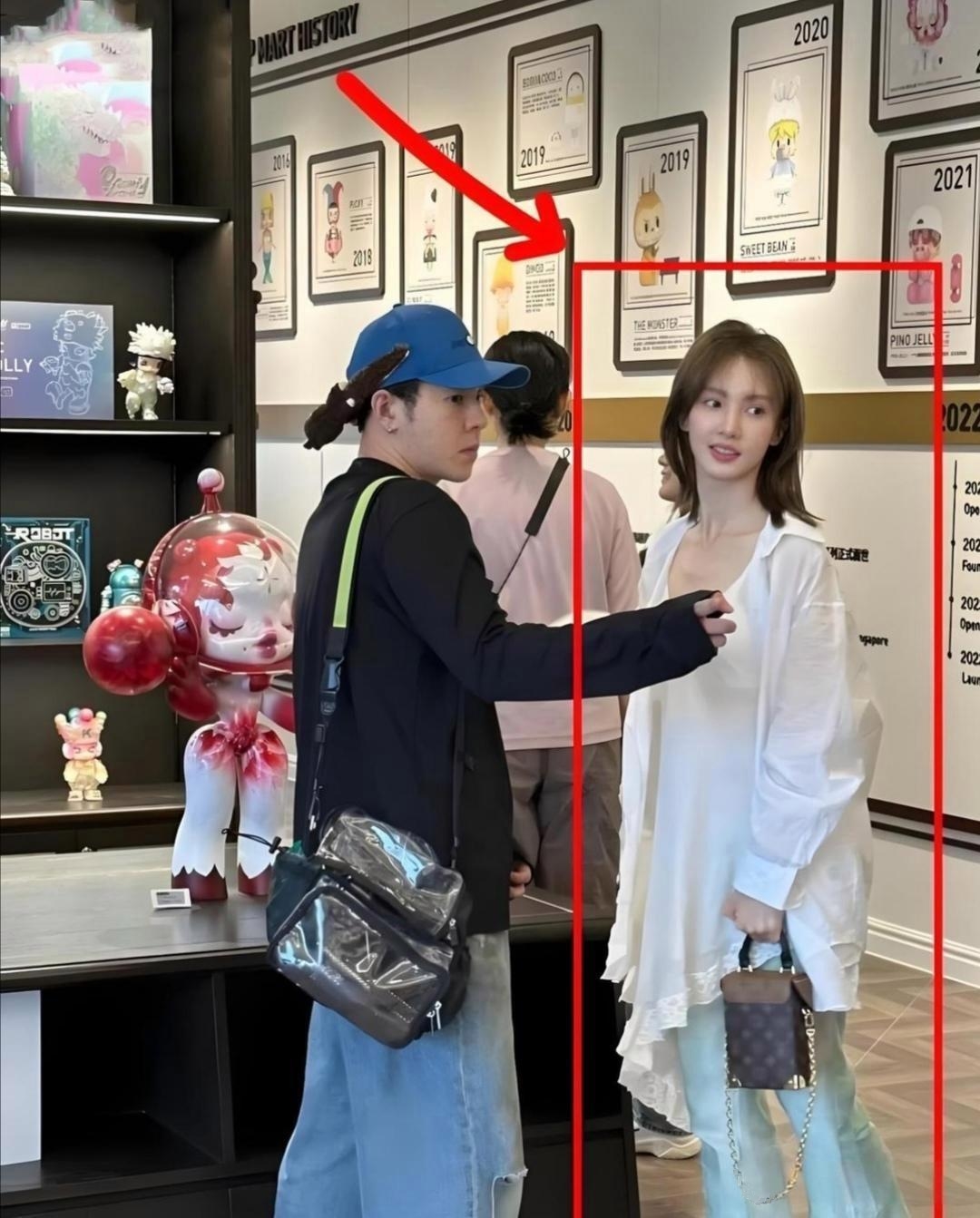 金晨本人比镜头里还瘦一圈,小头小脸超精致,皮肤白到反光就算了,还