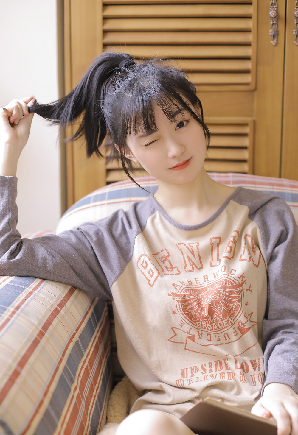 大眼睛美女带来的居家温馨感