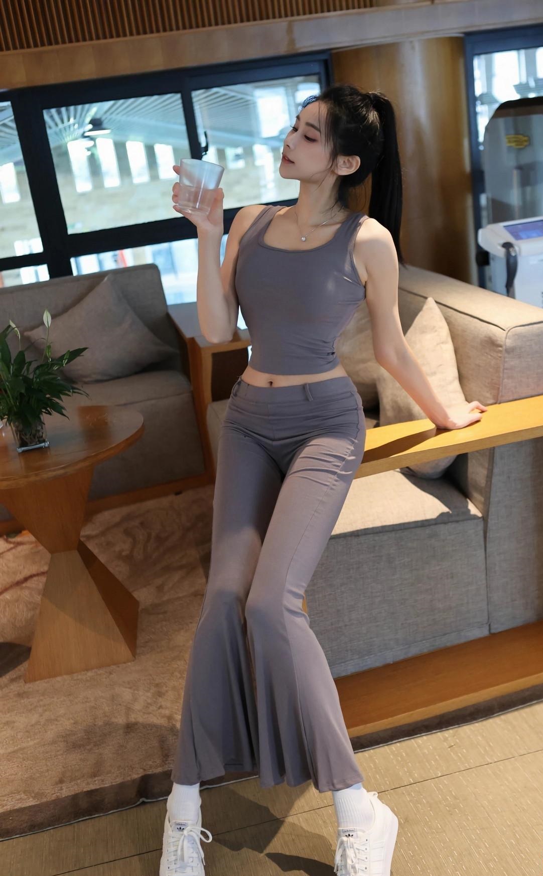 健身房里穿运动背心喇叭裤的美女小姐姐