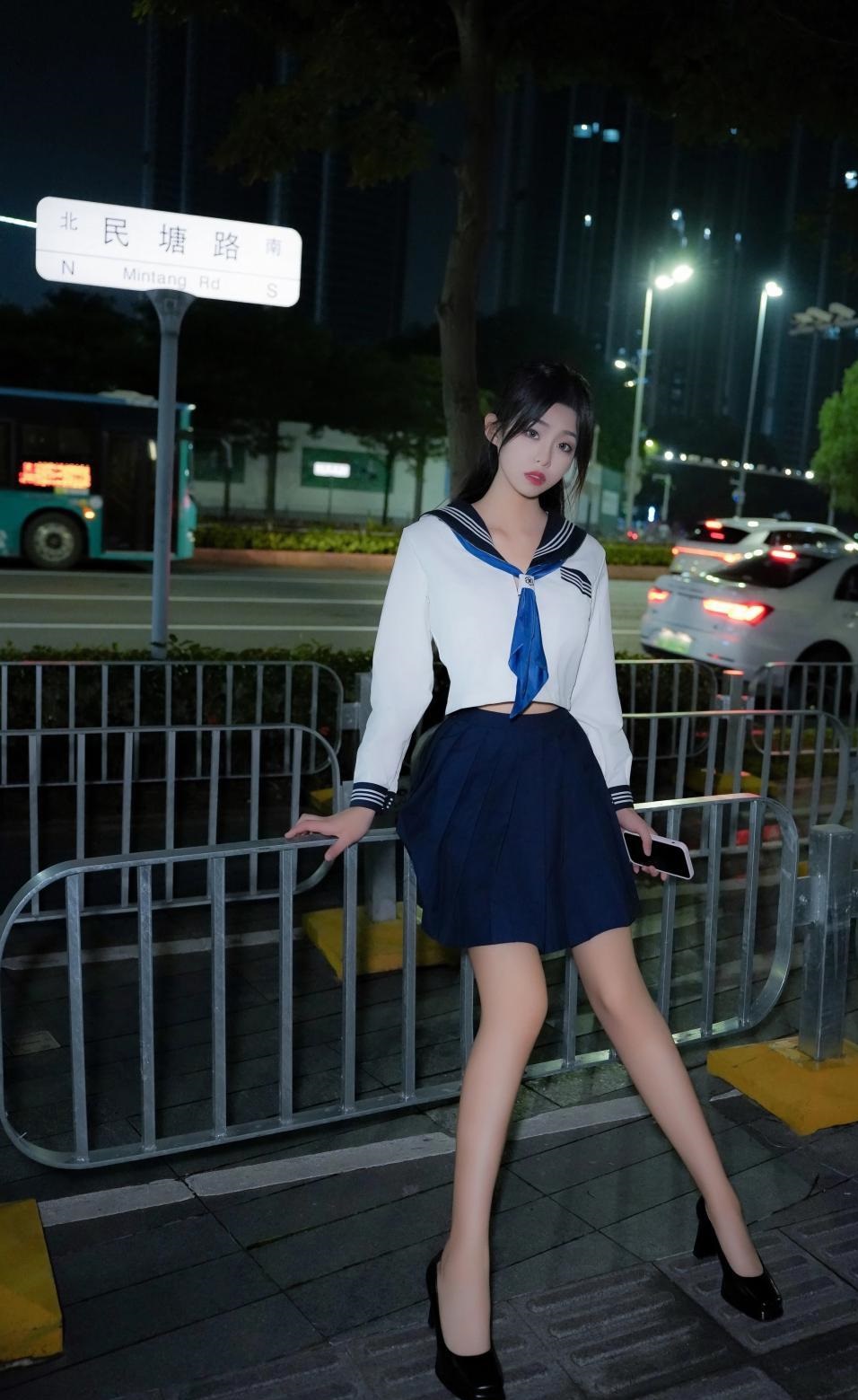 夜幕下穿jk套装的美女小姐姐,白色海军衫深蓝色百褶裙搭配一双方头小