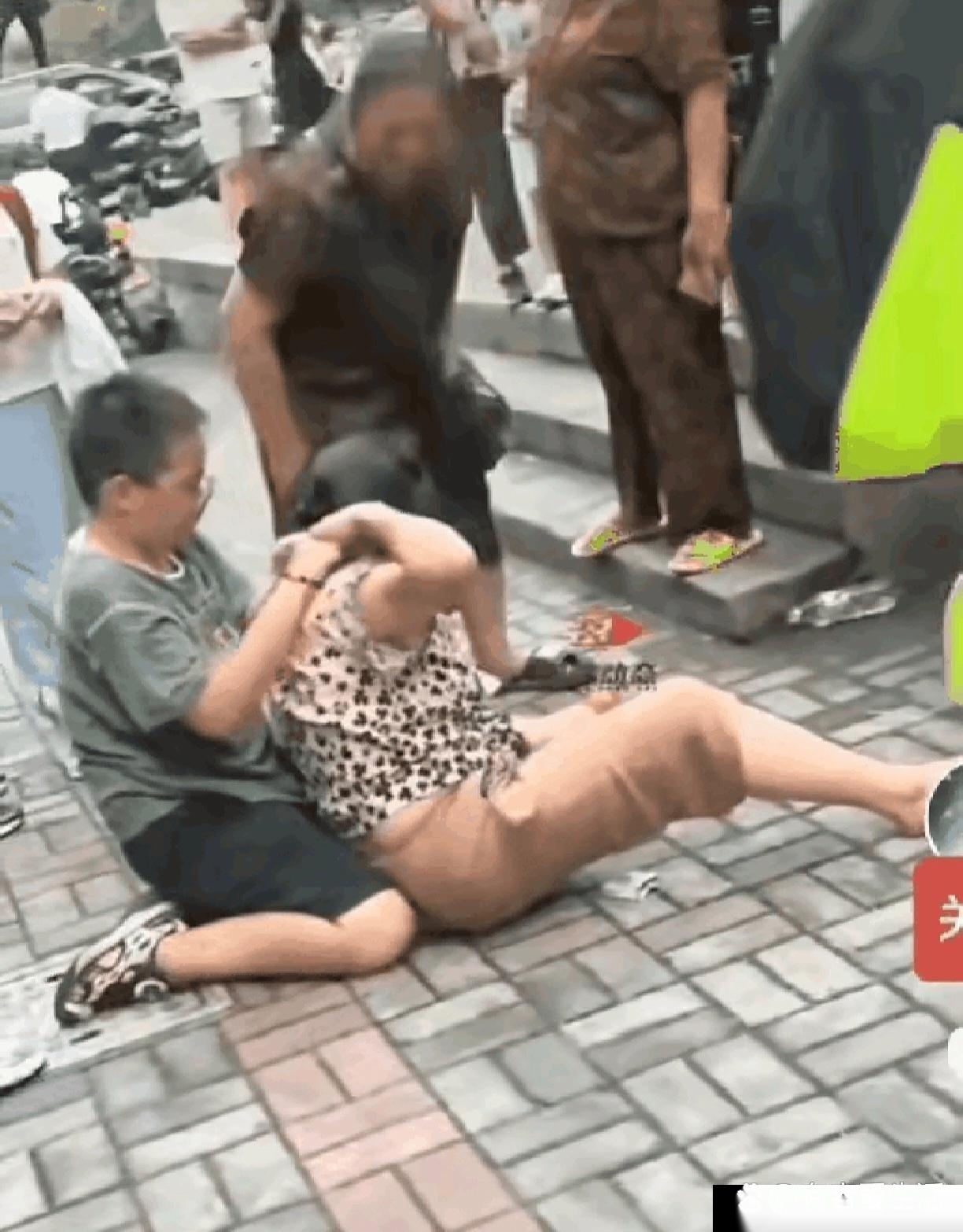 当孩子双手揪着奶奶衣领轰然倒地瞬间