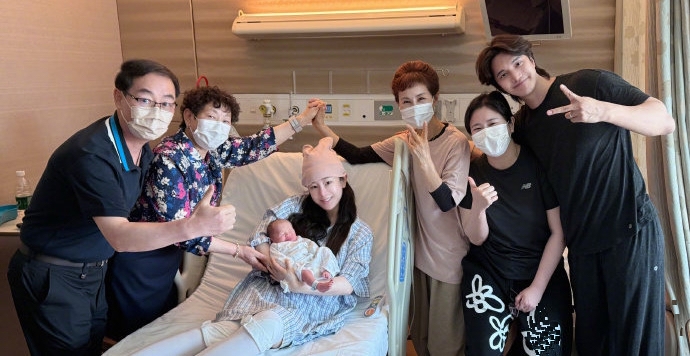 刚出生的宝宝白白净净,五官那么周正,夫妻俩颜值都那么高,宝宝肯定