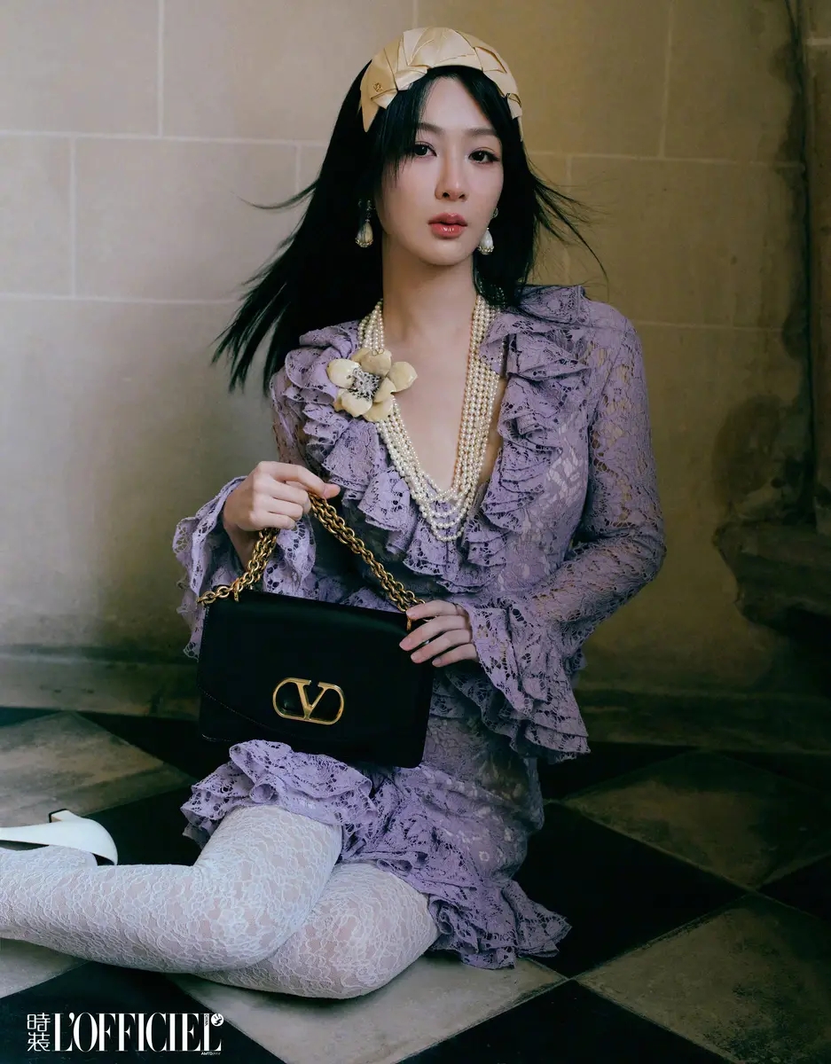 杨紫着拖地礼服身姿窈窕 ,微风中优雅起舞浪漫神秘