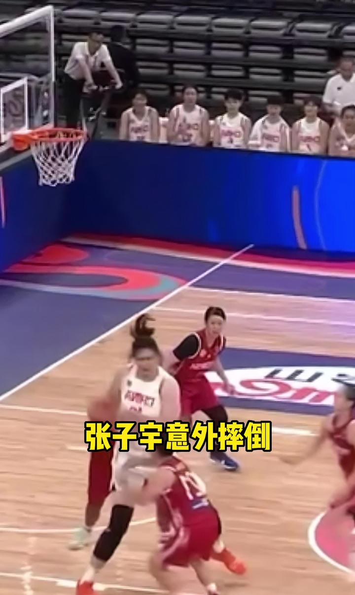 张子宇意外摔倒,吓死了,还好没事中国女篮
