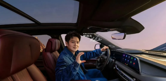 网友以为樊振东在凯迪拉克的新广告中比心,但其实是在比c,吓得