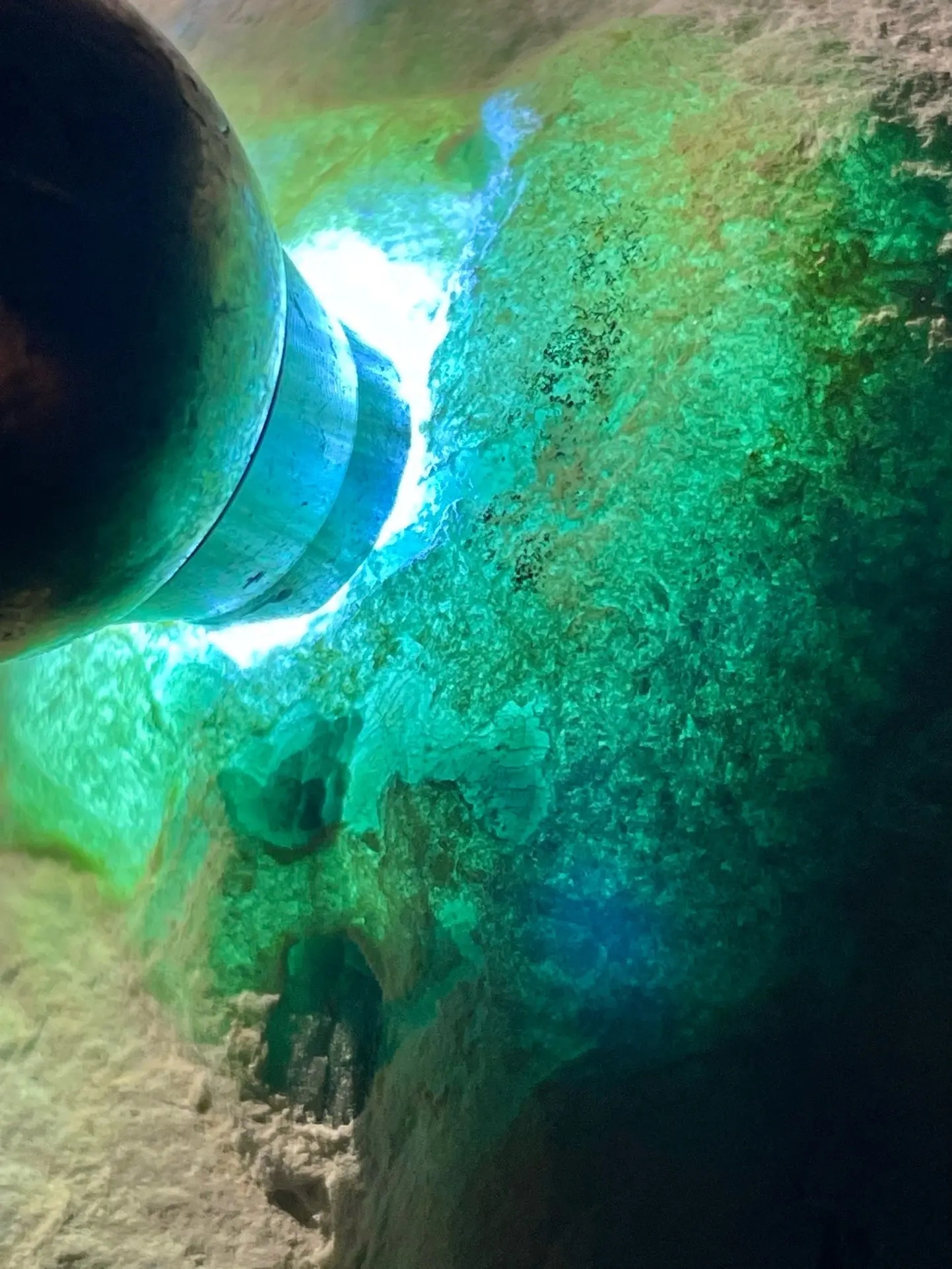 点击头像看直播# #翡翠原石#这块翡翠原石表皮泛着淡淡的青色,表面有