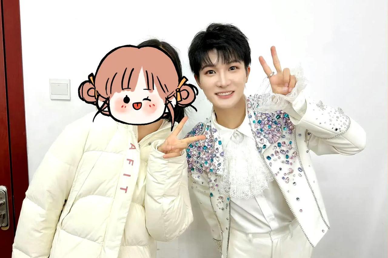 周深昨天飞巴黎,参加中国常驻联合国教科文组织代表团与河南卫视