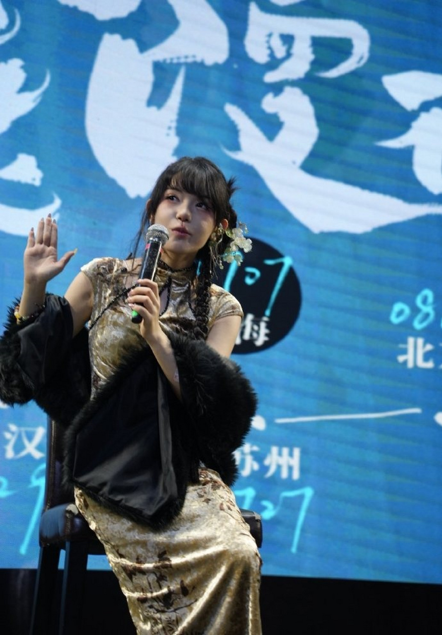 近日,被誉为"00后王心凌"的封茗囧菌,带着一首《旧颜》又"杀"回了古风