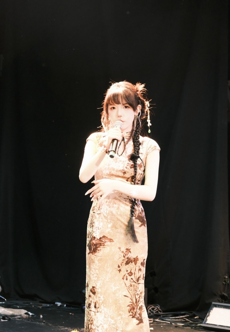 近日,被誉为"00后王心凌"的封茗囧菌,带着一首《旧颜》又"杀"回了古风