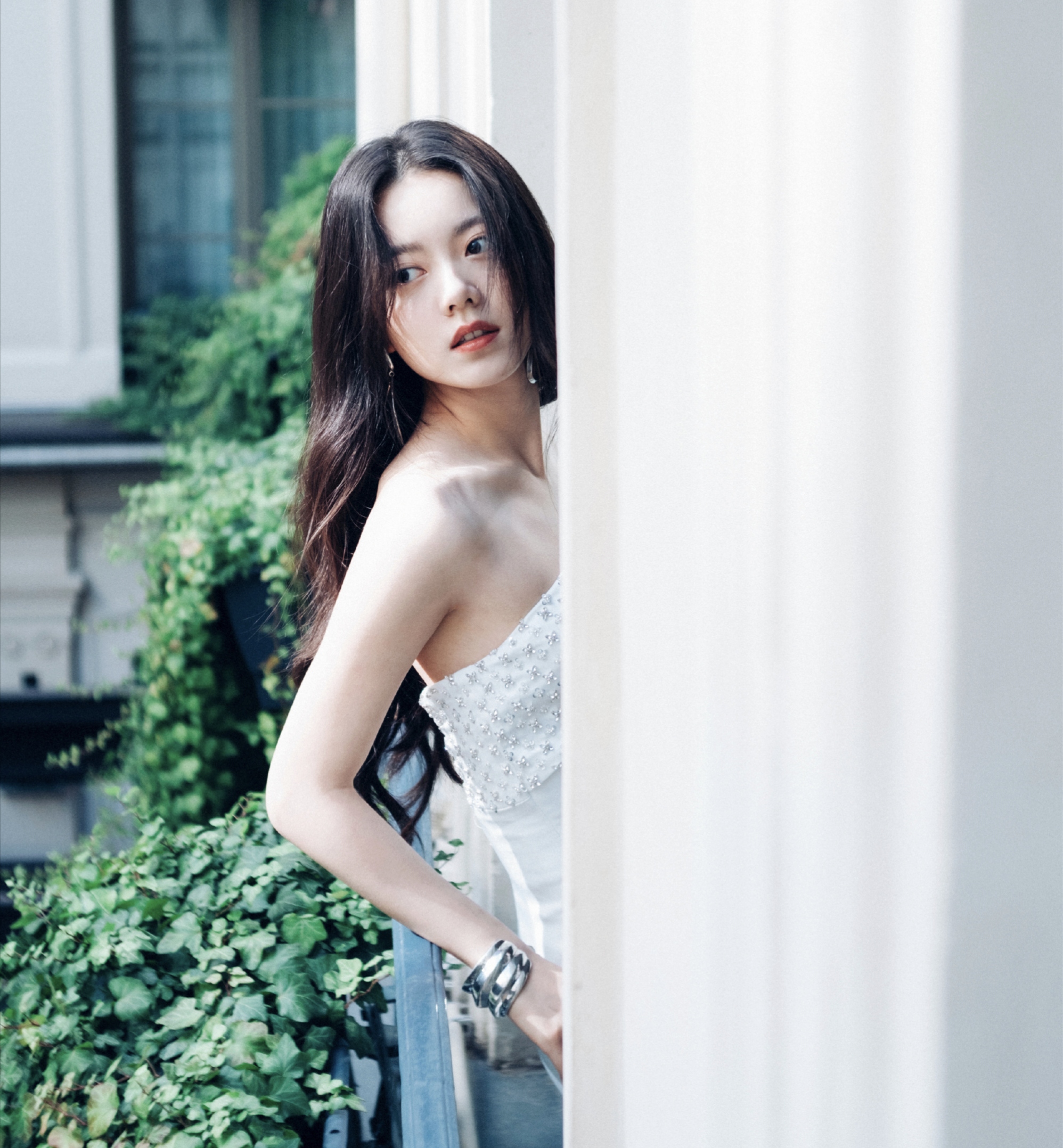 赵今麦一夜之间成熟了,白色吊带抹胸长裙,颜值和身材美到犯规