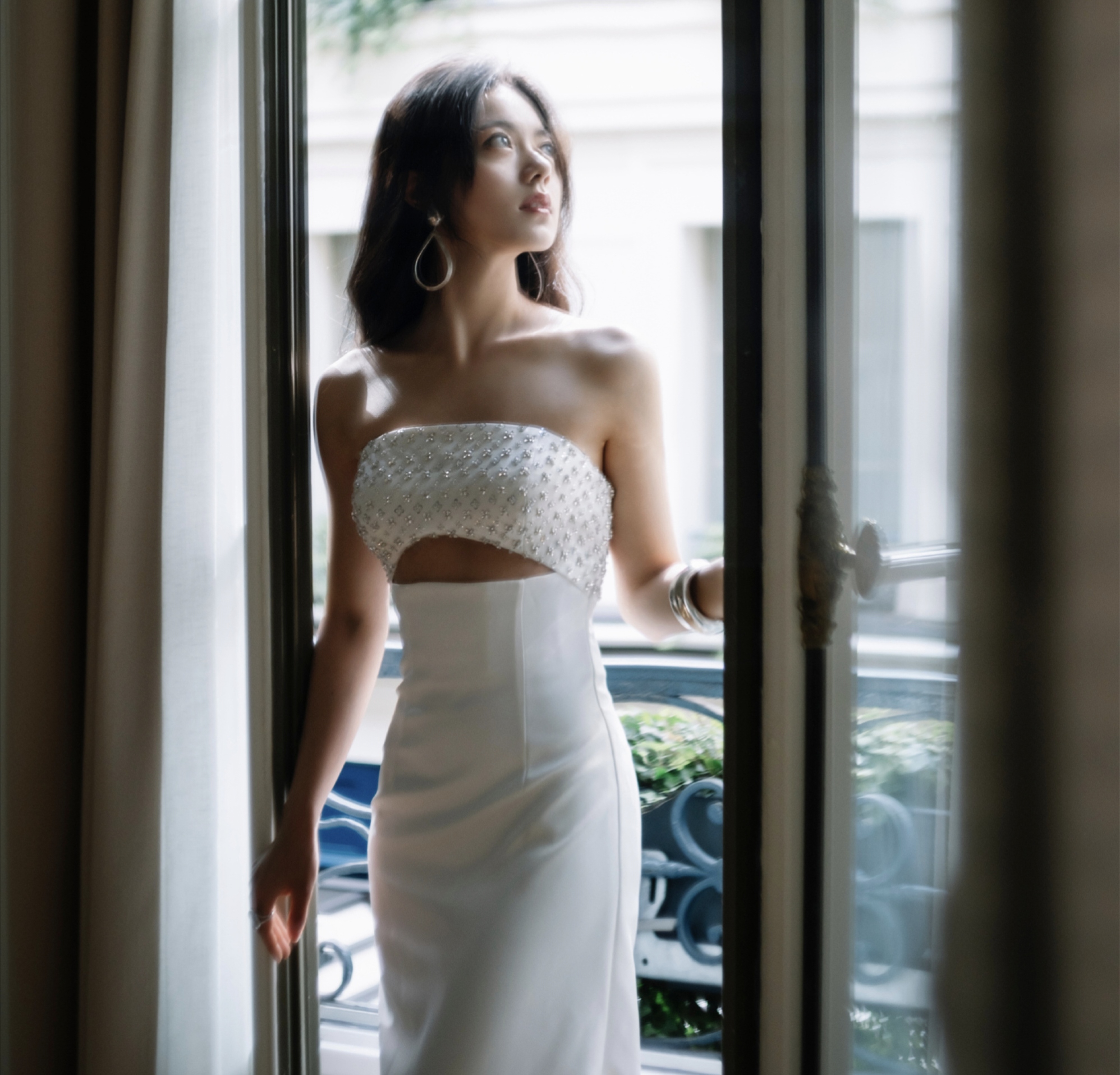 赵今麦一夜之间成熟了,白色吊带抹胸长裙,颜值和身材美到犯规