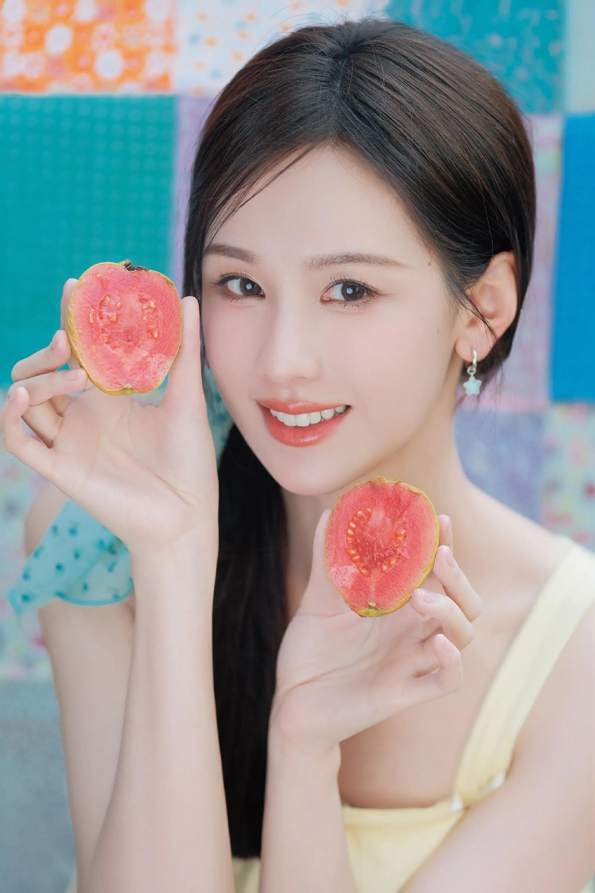 陈都灵黄色吊带连衣裙清新脱俗的小姐姐