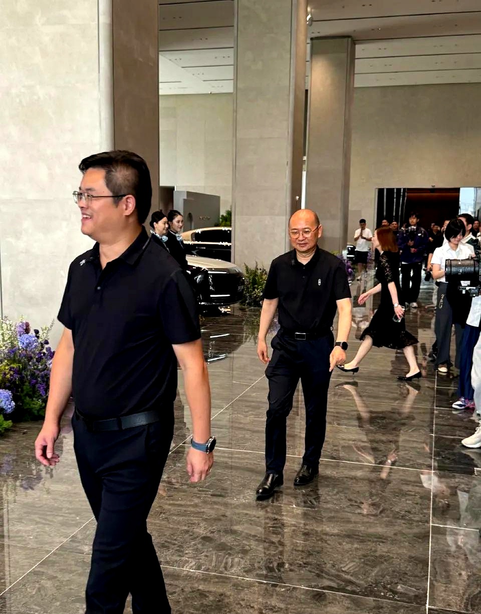 交车仪式上,江汽集团的老板项兴初