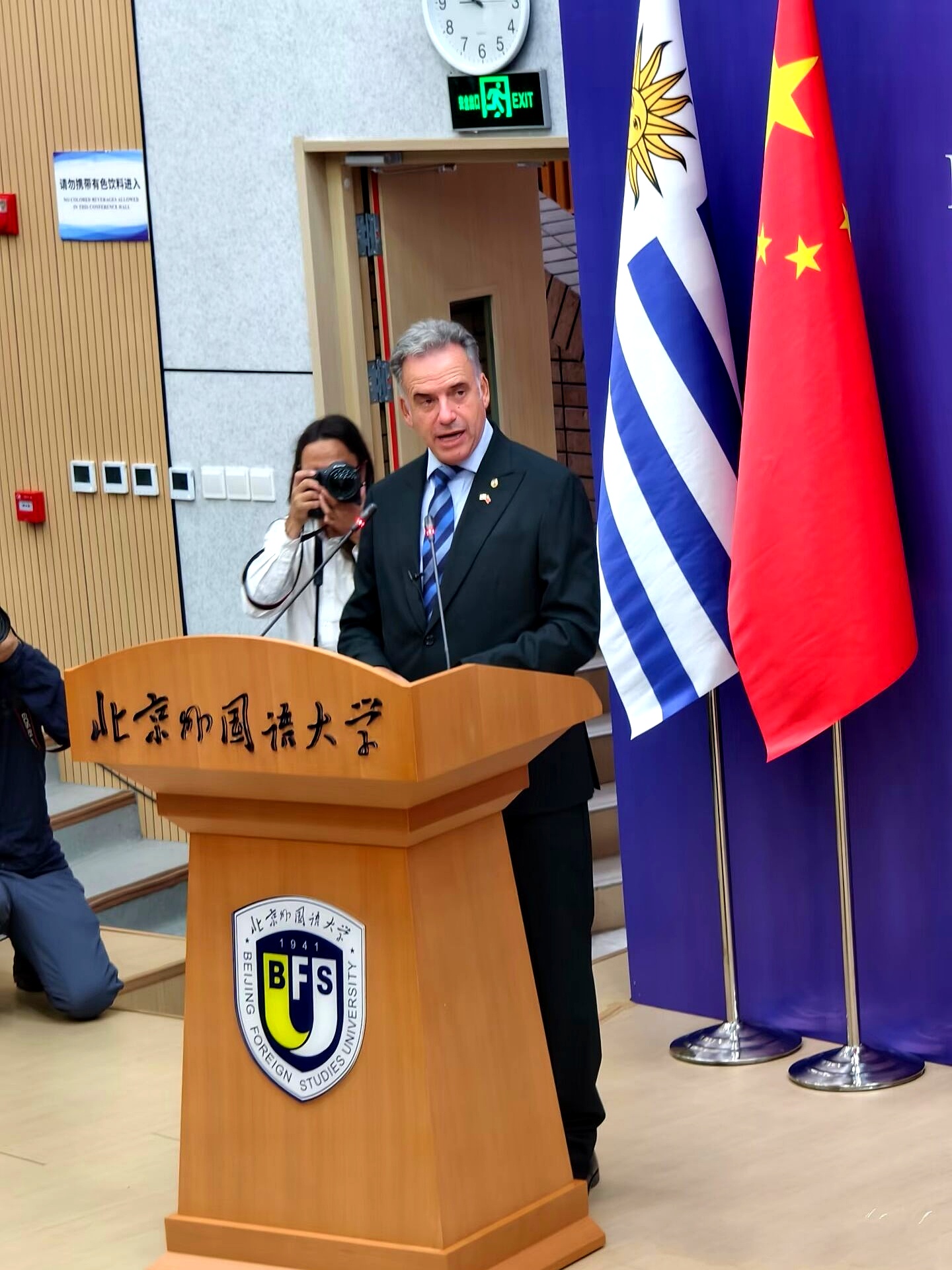 与那里的大学生们进行了深入交流并受到了热烈欢迎还登台发表了演讲