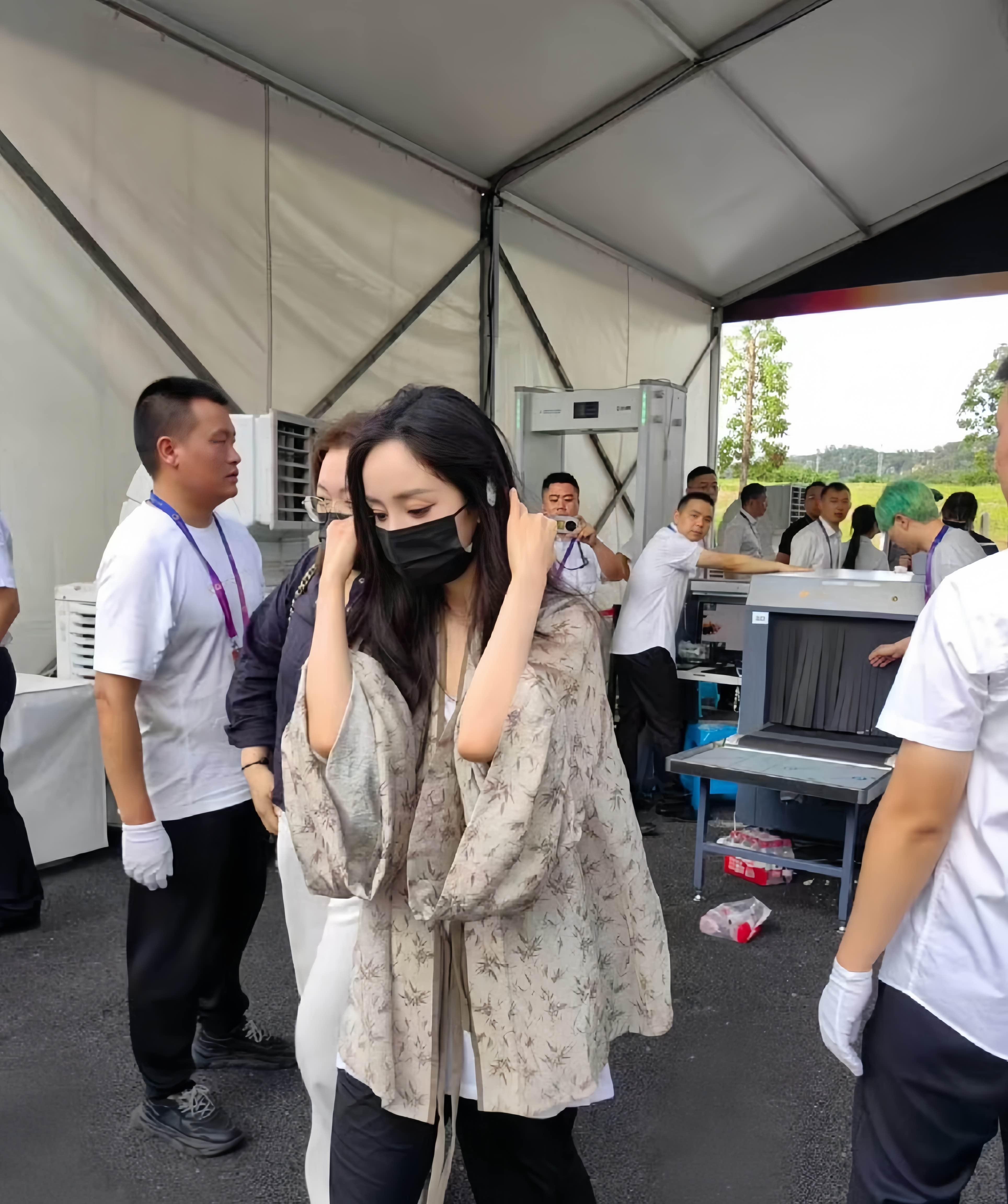 7月3日杨幂现身重庆2025上合组织国家电影节开幕式彩排她穿着白色