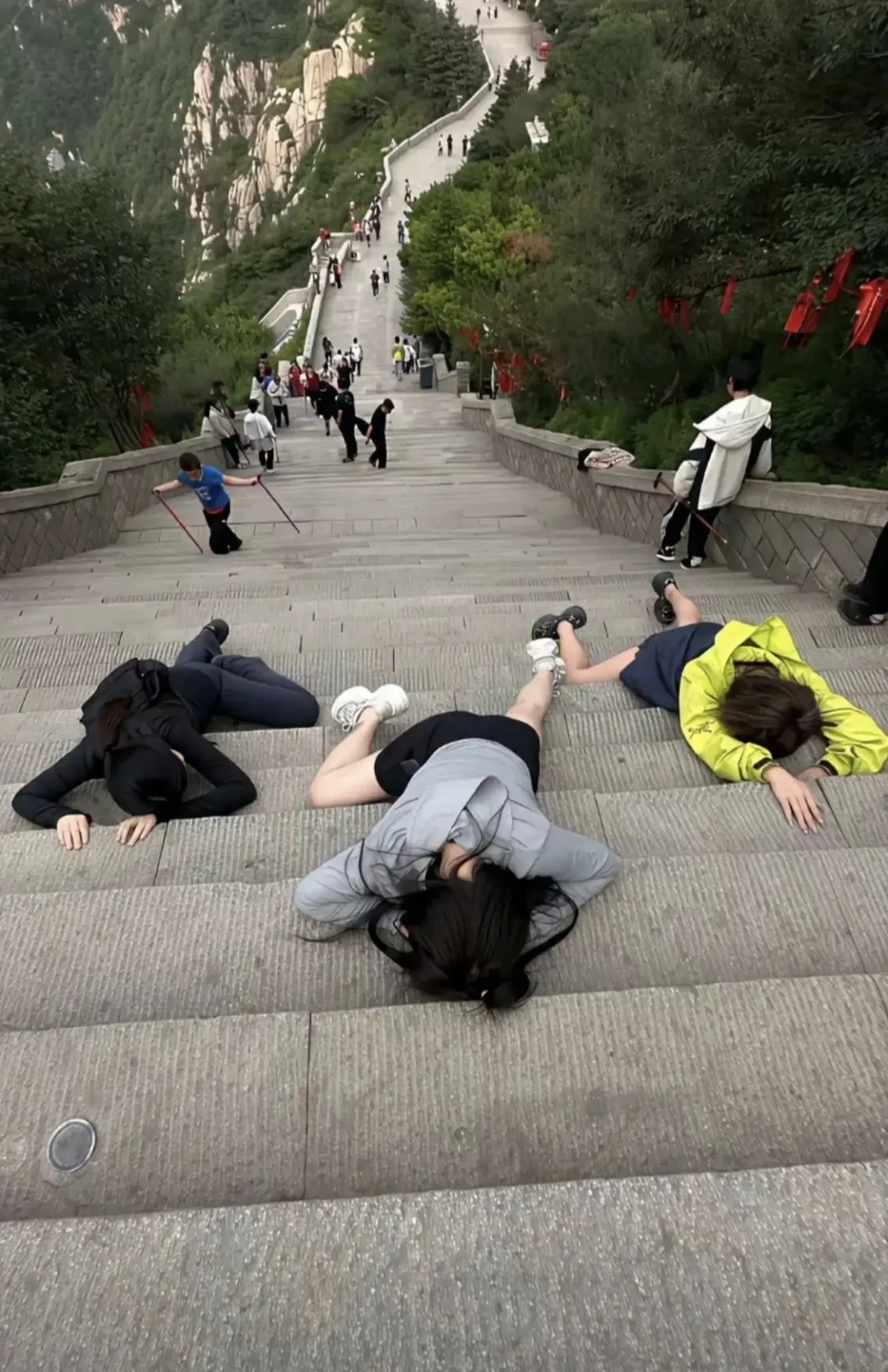 这就叫累趴下了吧