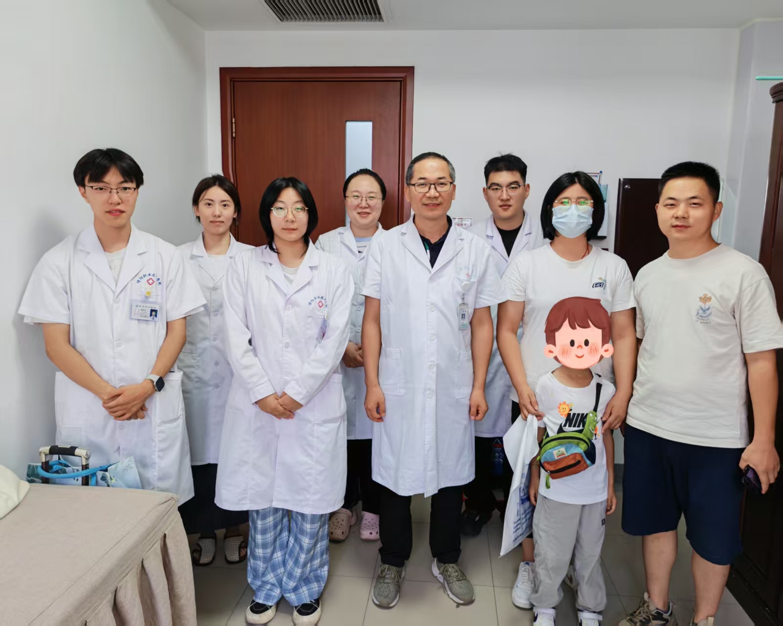 关于中国中医科学院眼科医院老年人看病代挂号儿童看病专人照看，家长格外放心的信息