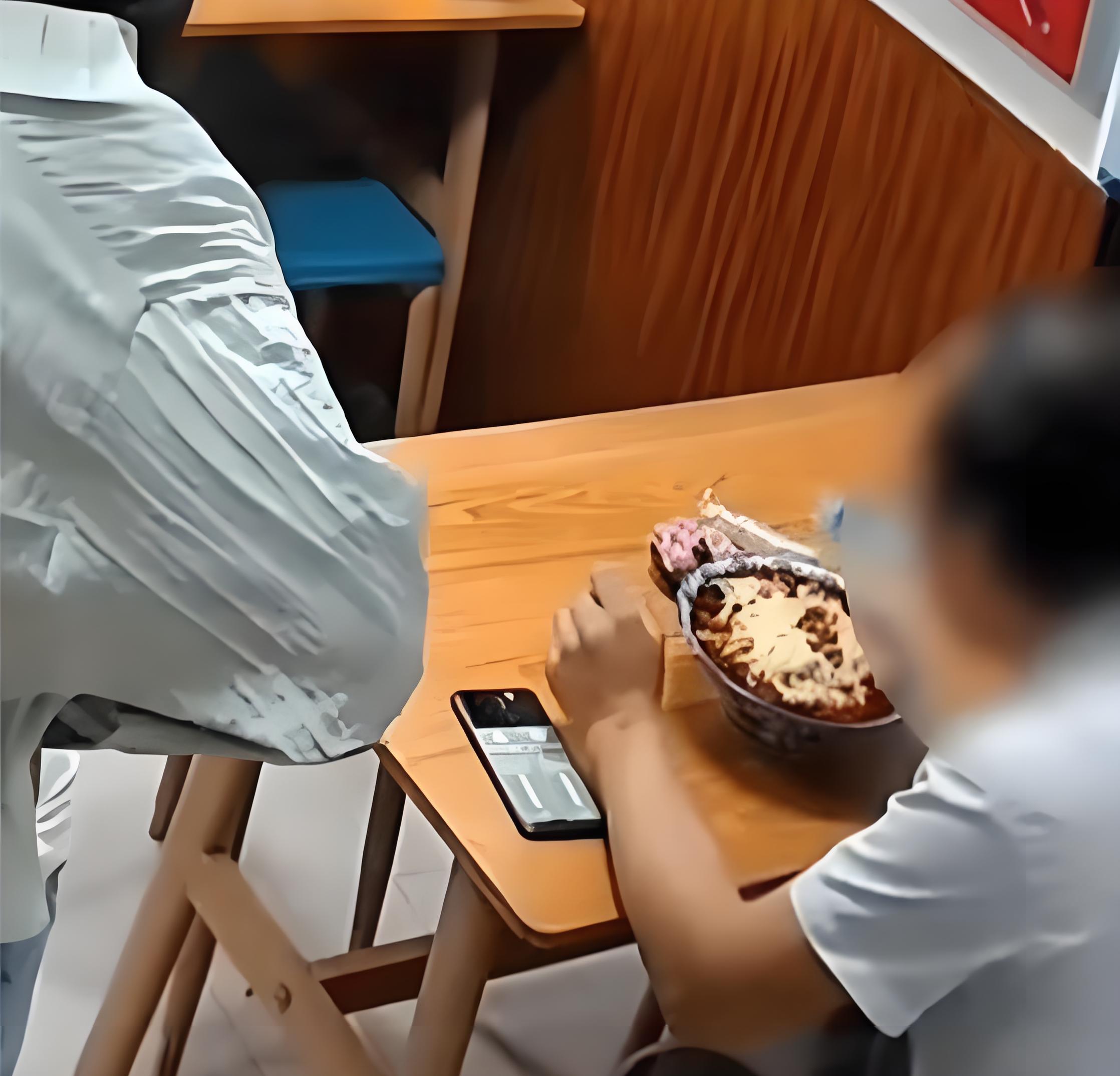 就讲那个好暖心的上海老板,贴了个"免费吃面"来