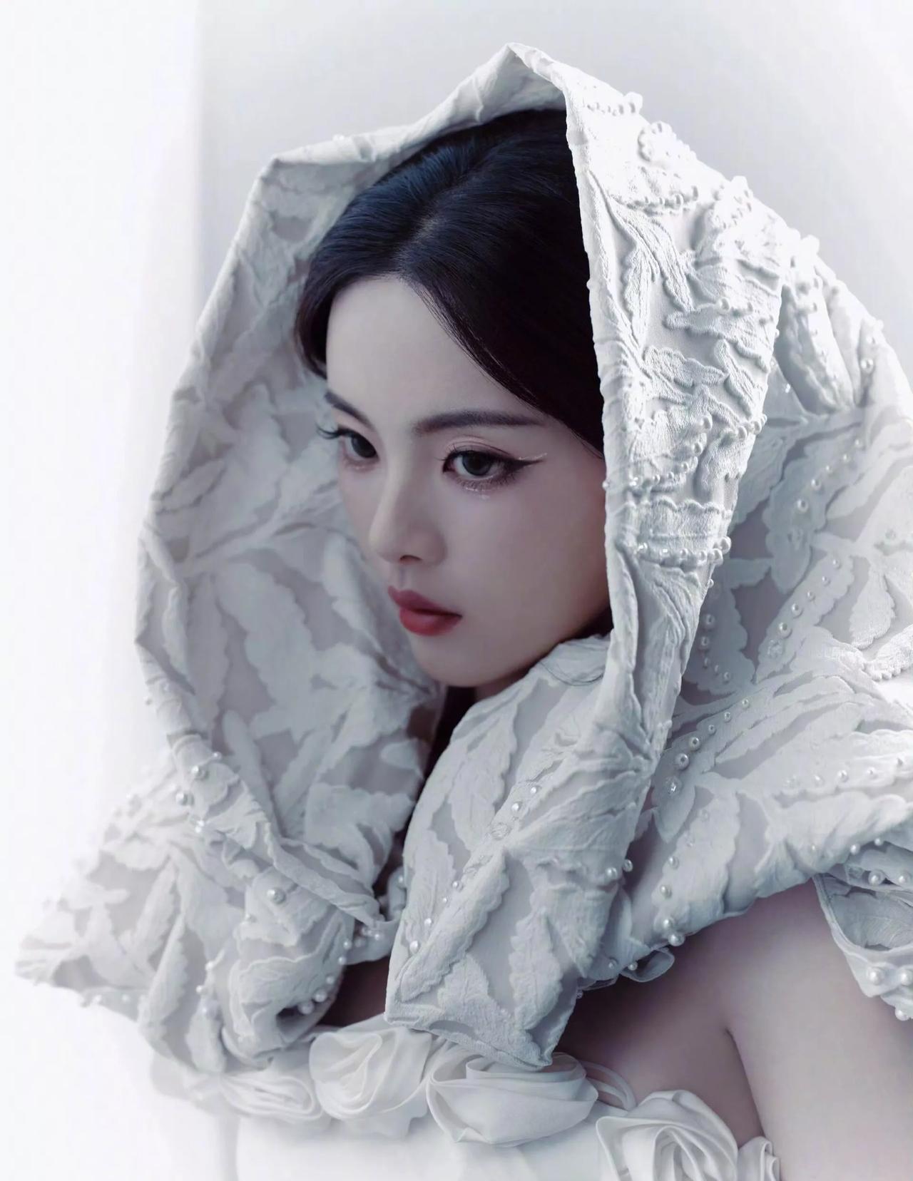 一组清新自然的美照被曝光,杨超越脸上的笑容又甜又真实,完全没做作