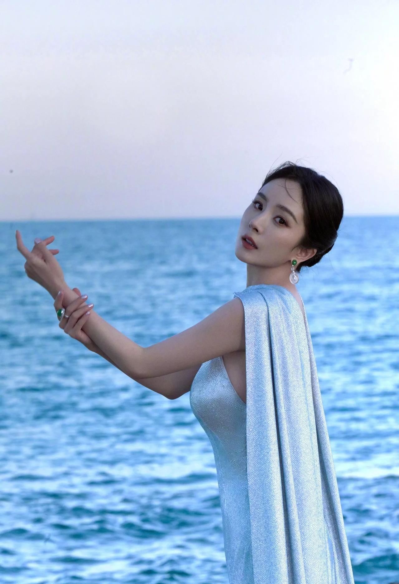 杨幂这组写真像隔壁大姐又像封面女主 闲着刷到杨幂新写真第一眼被