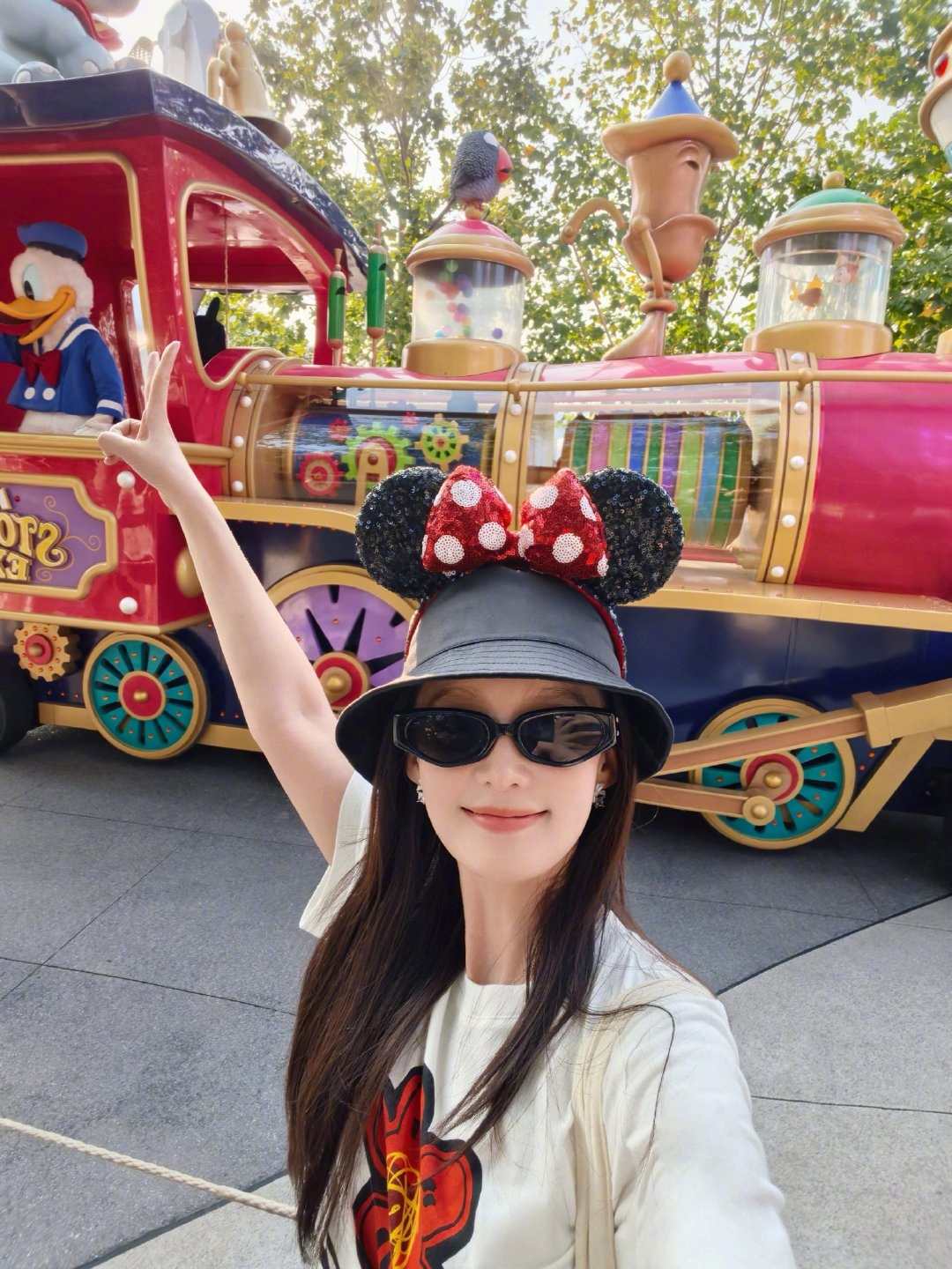 小姐姐晒出迪士尼游玩九宫格配文闯入童话世界被治愈的一天 照片