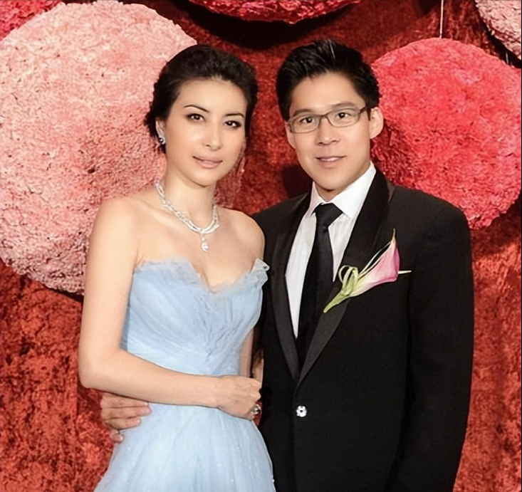 郭晶晶与霍启刚的婚礼,原本是众人瞩目的喜事,却因两个细节引发了不小