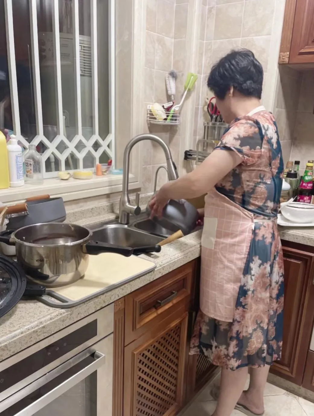 做饭图片阿姨今晚亲手做饭真实图片阿姨做饭图片妈妈在家的照片黑夜