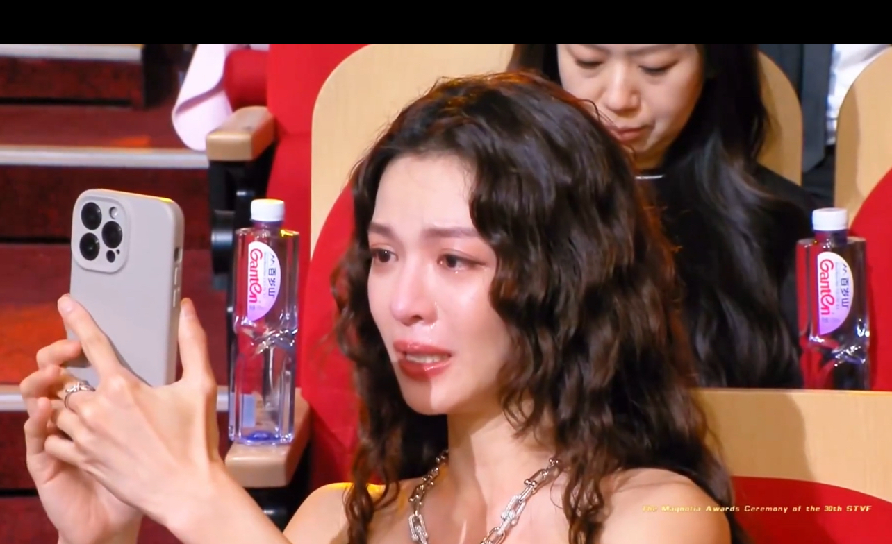 钟楚曦:(手机镜头微微发颤)你站在台上的样子,让我