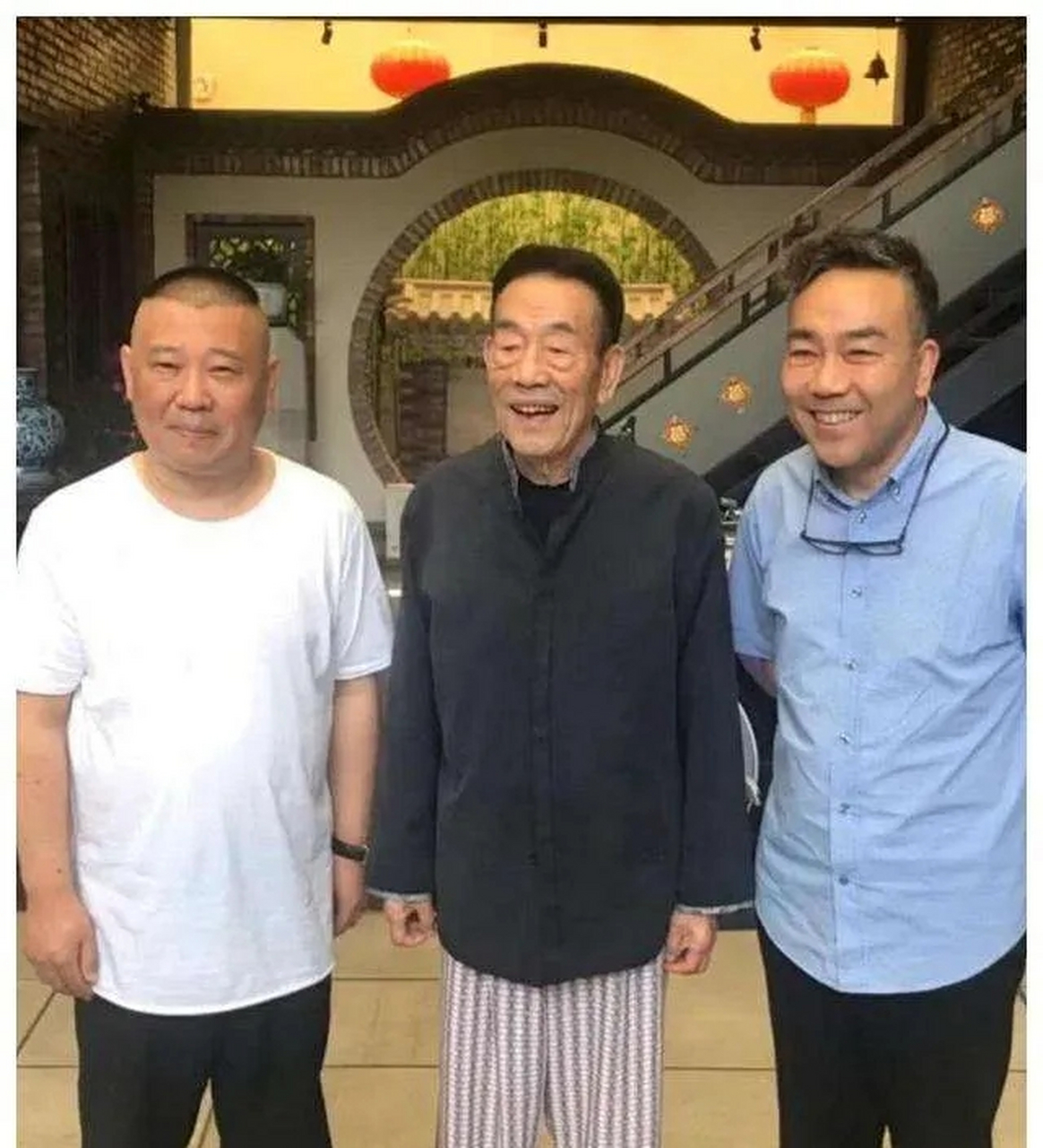 从合影可以看出,郭德纲跟马志明亲近,跟杨少华关系一般.