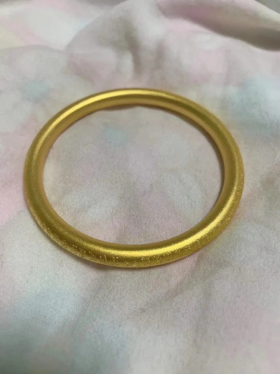 我姐真傻,她脑子一热,黄金600多一克的时候,竟然买了50克的大金镯子